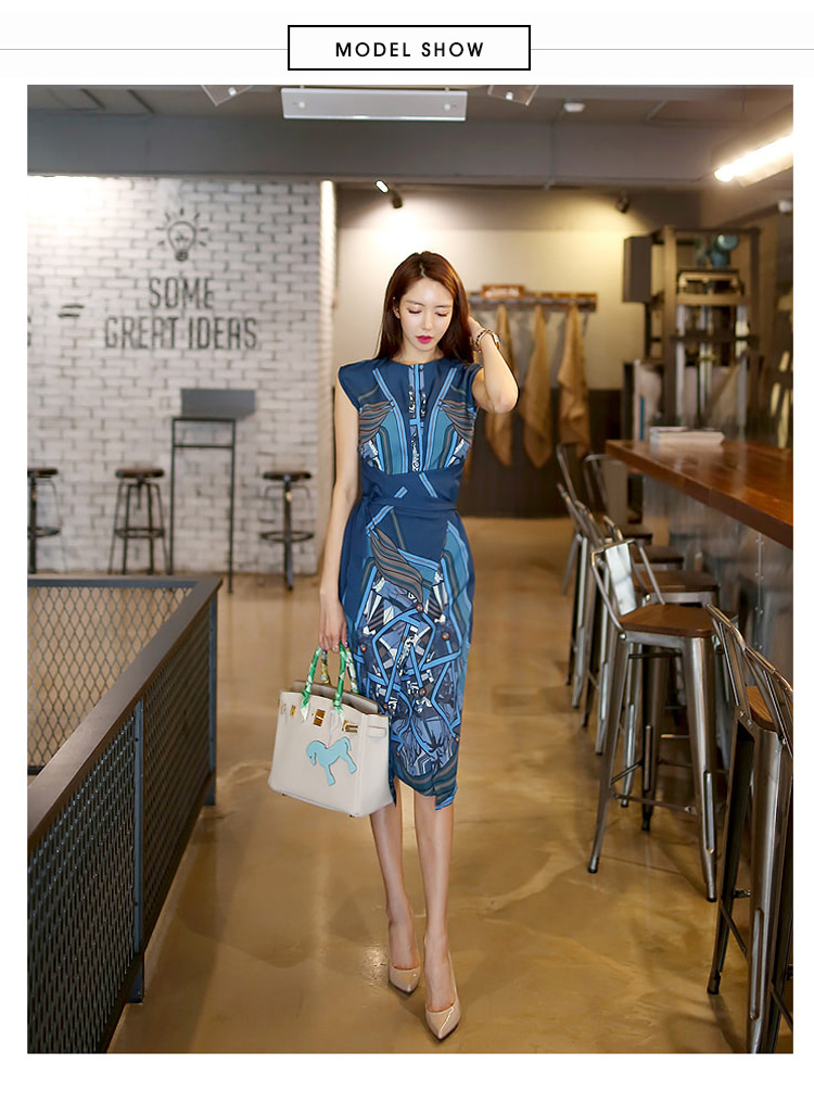 ชุดเดรสสั้นสีน้ำเงินลายกราฟฟิก ทรงเข้ารูป กระโปรงลูกเล่นผ้าป้าย สวยเก๋ทันสมัย