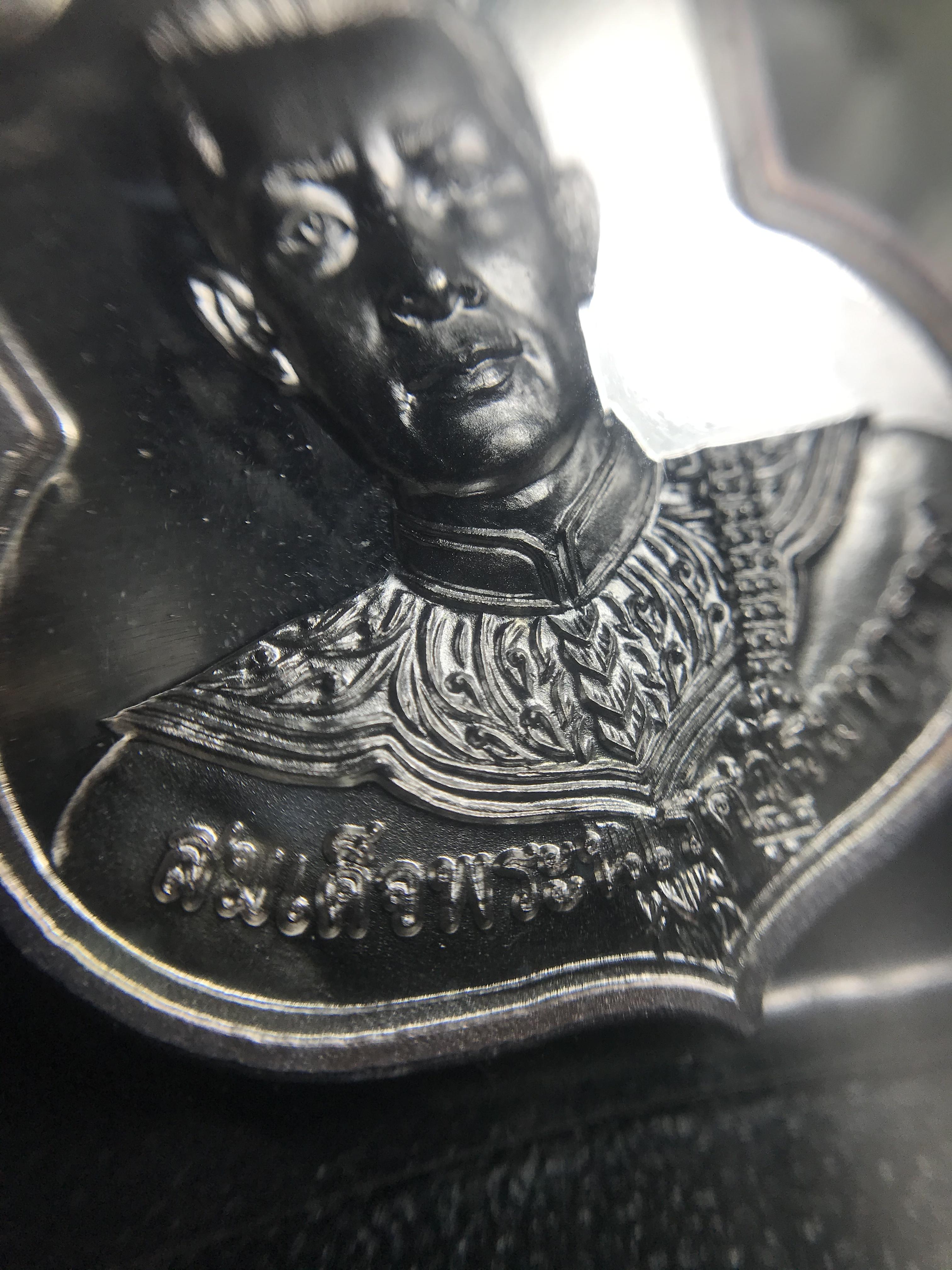 เหรียญสมเด็จพระนเรศวรมหาราช รุ่นสู้ หลัง สก. ปี2548 พิธีใหญ่ เนื้อเงิน(คงสภาพผิวเดิม พี้นผิวกระจก ซีนซองเดิม กล่องครบ)หายาก