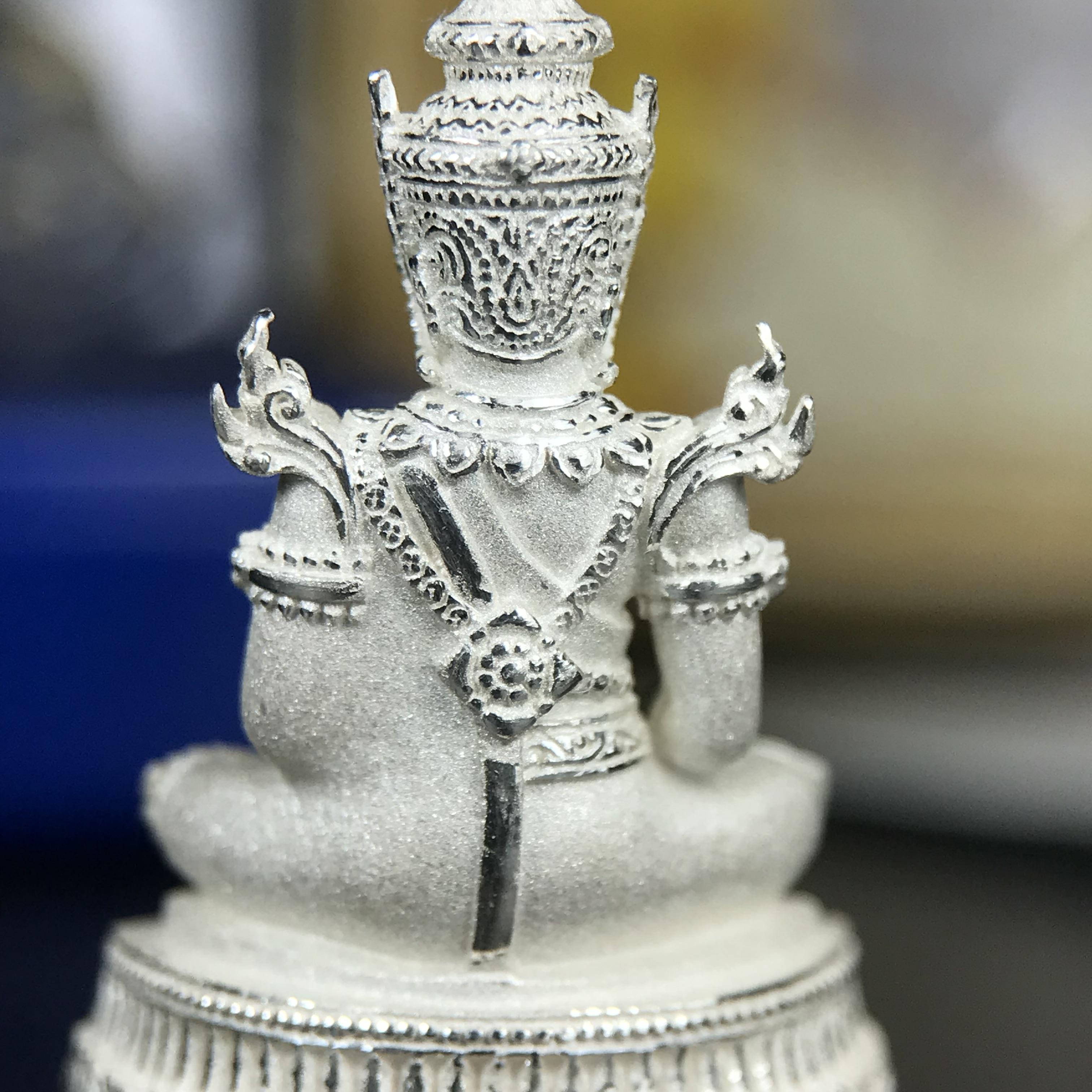 พระแก้วมรกต ทรงเครื่องฤดูร้อน พระราชทานประดิษฐานตราสัญลักษณ์ฉลองสิริราชสมบัติ ครบ 60 ปี ในหลวงรัชกาลที่ 9 พ.ศ.2549 เนื้อเงินลอยองค์พิมพ์ใหญ่ สูง 3.6 ซม. ขนาดหน้าตัก 1/2 นิ้ว (พิธีใหญ่มหาพุทธาภิเษก ณ พระอุโบสถวัดพระแก้ว เกจิอาจารย์ ทั่วประเทศ 108 รูป )