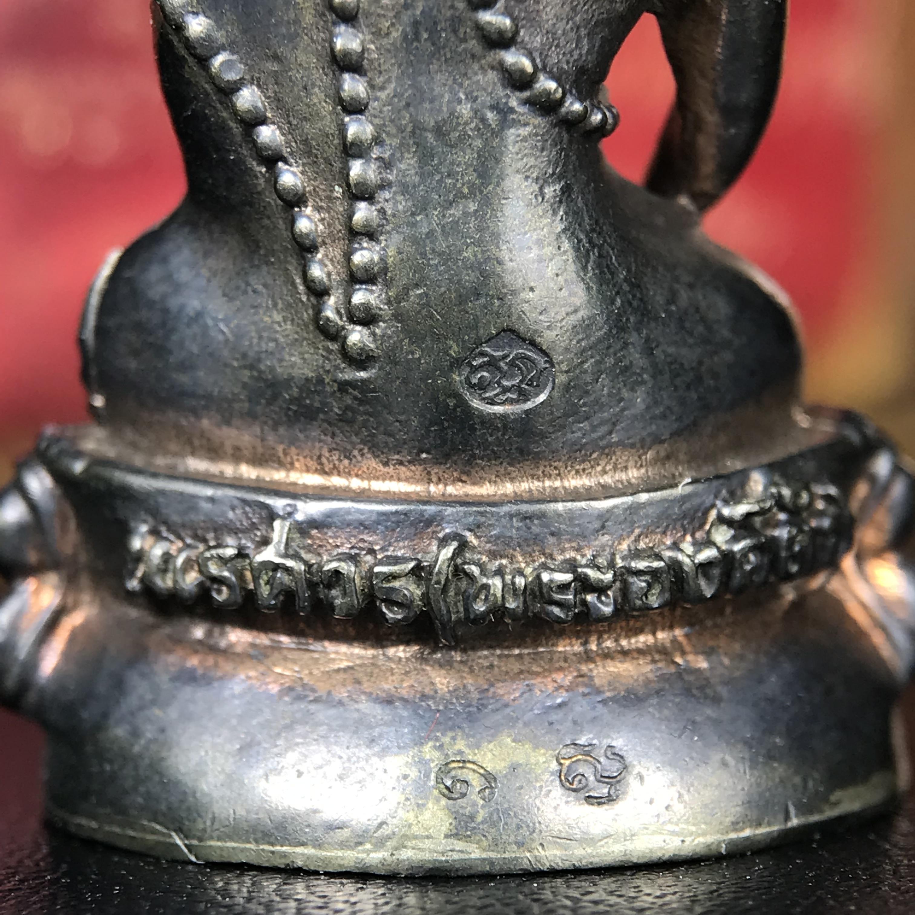 พระกริ่งนเรศวรพระองค์ดำ + พระชัยวัฒน์พระองค์ดำ อนุสรณ์ 100 ปี พิษณุโลกพิทยาคม (โรงเรียนชาย) พิธีจักรพรรดิมหาพุทธาภิเษก ปี 2542 เนื้อนวโลหะ(เต็มสูตรแก่ทองคำ) พิธีใหญ่มวลสารดีเกจิอาจารย์ยอดนิยมร่วมปลุกเสก*** ตอกโค้ดและหมายเลข*** 1 ใน 4999 องค์ ยอดนิยมหายาก