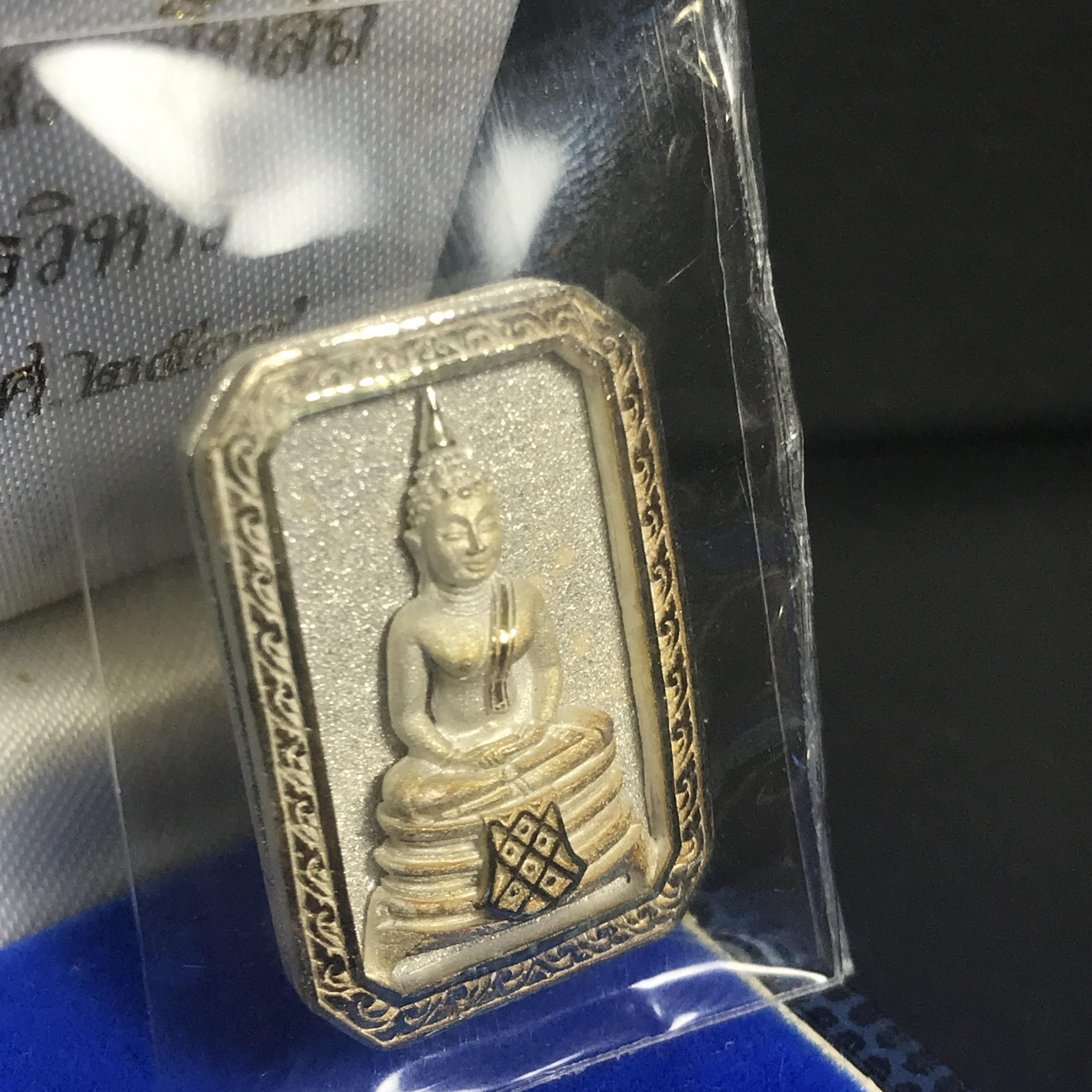 พระพุทธโสธร(หลวงพ่อโสธร) รุ่นสร้างอุโบสถ ปี2539 เนื้อเงิน พิมพ์แปดเหลี่ยม(หายาก) สภาพสวยผิวเดิมกล่องบรรจุเดิมครบสมบูรณ์