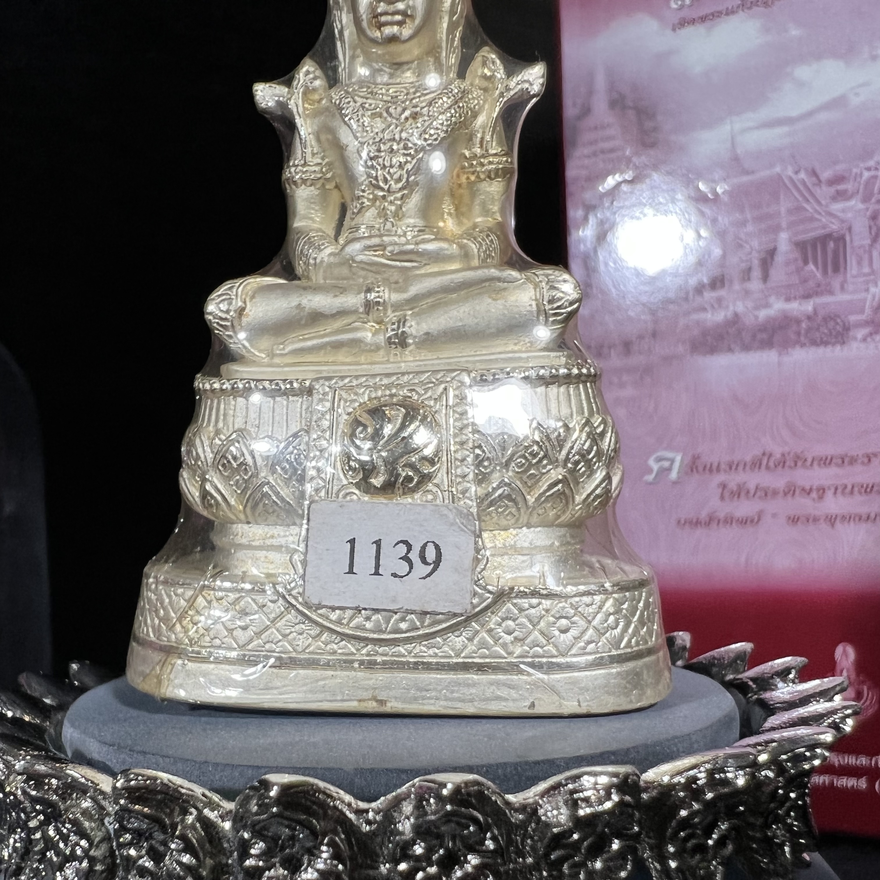 พระแก้วมรกต ภปร.(รุ่นแรก) ปี2545 รุ่นฉลองกรุงรัตนโกสินทร์ครบ 220 ปี หล่อลอยองค์ เนื้อเงินบริสุทธิ์99.9% ขนาดบูชา 50*90 มม. พร้อมฐานวางครอบแก้วเดิมกล่องบรรจุเดิมครบสมบูรณ์(สวยงามและหายากมาก)(1ใน3000องค์)