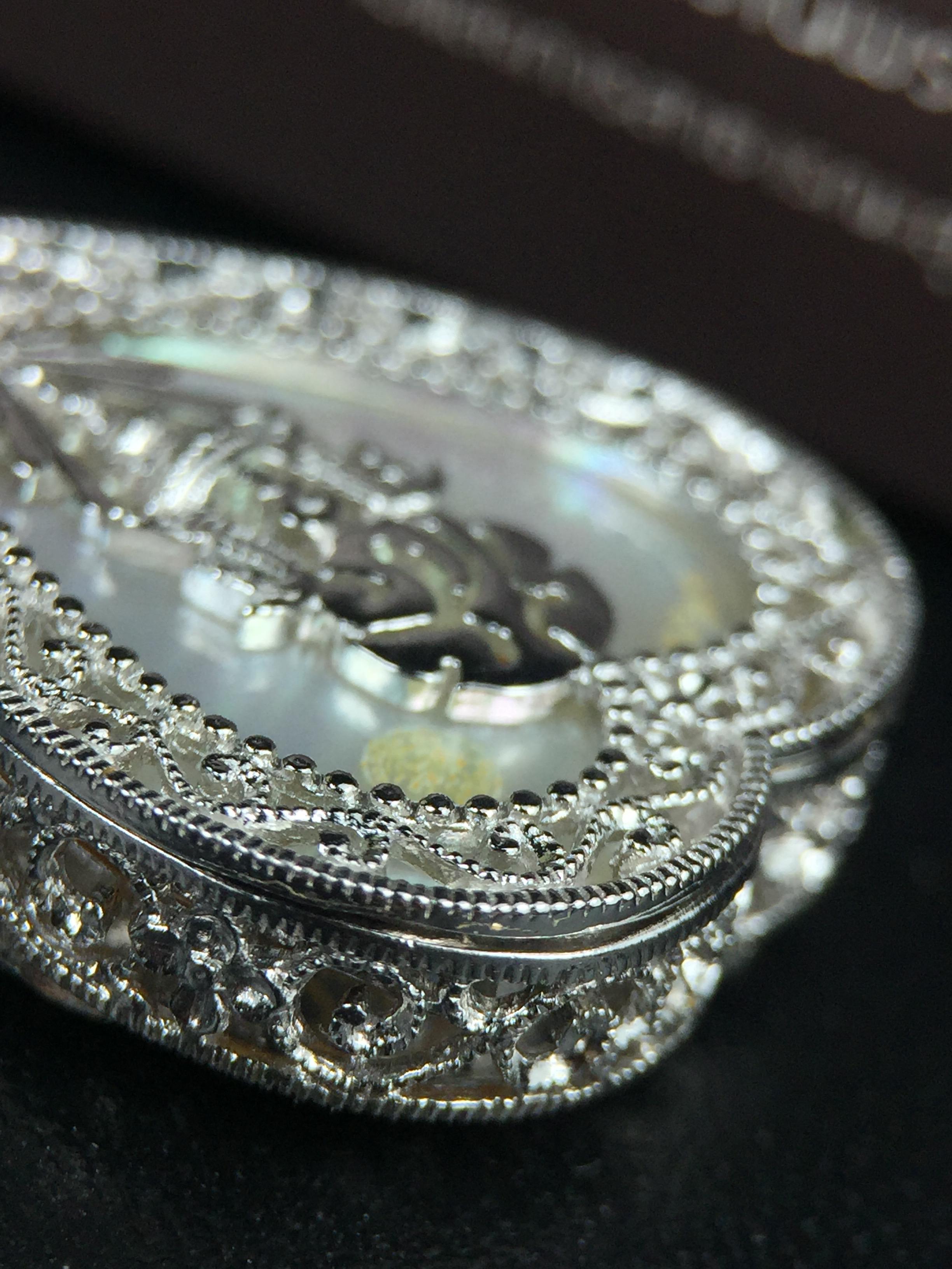 พระพุทธชินราช ภปร. โครงการ "เพราะแผ่นดินนี้ คือ แผ่นดินเกิด" ปี2548(รุ่นแรก) เหรียญทรงใบโพธิ์ ขนาด 21 x 29 มม. เนื้อเงินสามกษัตริย์ องค์พระชุบสามกษัตริย์ ล้อมด้วยกรอบเงินชุบทองคำขาวสลักเสลาเป็นลวดลายละเอียดอ่อน ส่วนพื้นองค์พระเป็นเปลือกหอยมุข