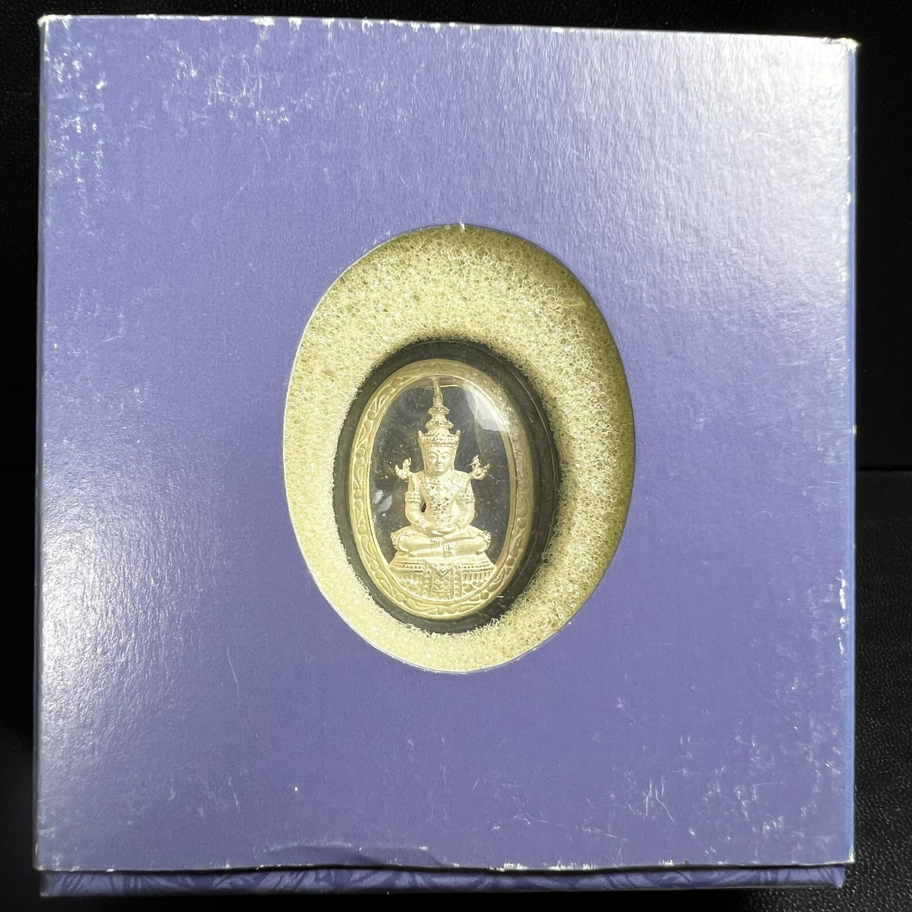 พระแก้วมรกต ภปร. ปี 2547 จัดสร้างโดยโรงพยาบาลภูมิพลอดุลยเดช เนื้อเงิน (3 กษัตริย์) เหรียญทรงกลมรี ขนาด 20*28 มม.พิธีมหามังคาภิเษก ณ พระอุโบสถวัดพระศรีรัตนศาสดาราม(วัดพระแก้ว) งดงามทรงคุณค่าอีกหนึ่งรุ่นยอดนิยม หายาก(องค์หมายเลข ๑๐๔๖)