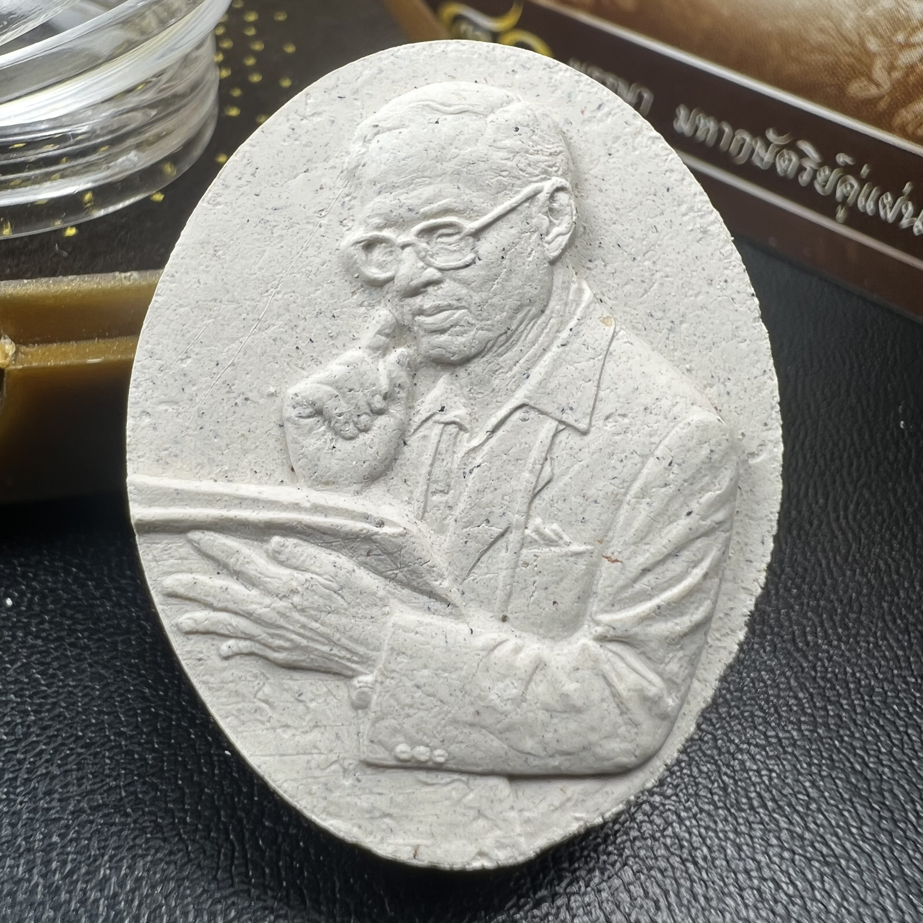 เหรียญรูปหล่อพระบาทสมเด็จพระเจ้าอยู่หัว ในหลวงทรงงาน “รุ่นเย็นศิระเพราะพระบริบาล 80พรรษา มหากษัตริย์คู่แผ่นดินสยาม” พ.ศ.2550 เนื้อผง พุทธคุณ (ผงจิตรลดาพระราชทาน) ด้านหลังสัญลักษณ์ 80 พรรษา เนื้อทองแดง(ขนาด 27*35 มม.)พร้อมกล่องบรรจุเดิมครบ