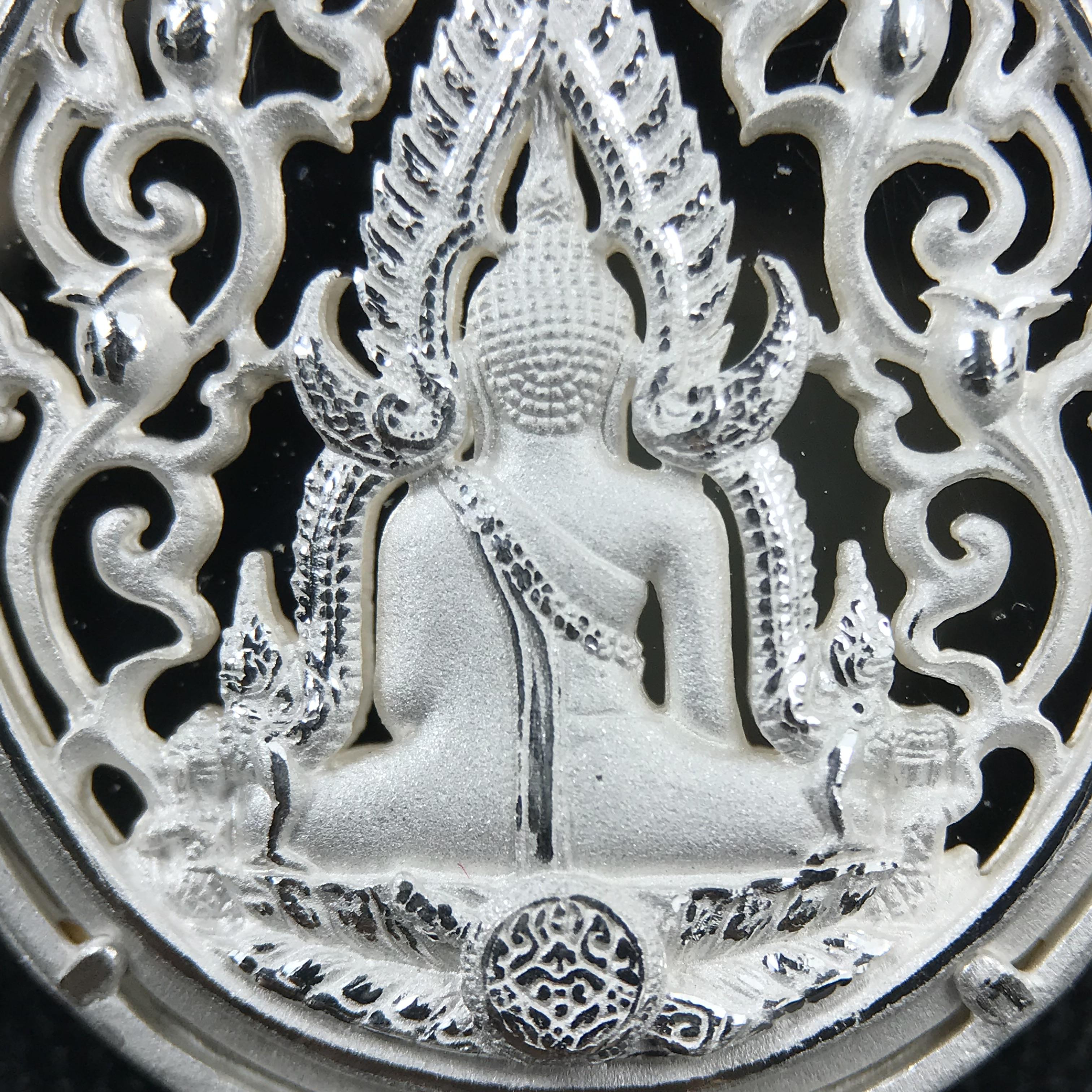 พระพุทธชินราช รุ่น ประวัติศาสตร์ มูลนิธิเพื่อตำรวจไทยจัดสร้าง ปี 2562 เนื้อเงินขัดเงา พิมพ์เหรียญรูปไข่ฉลุลายไทย พิมพ์ใหญ่ พระพุทธชินราช แบบจิวเวอร์รี่ (ขนาดสูง 2.9 ซม.) (สภาพ สวย ซีนซองเดิม กล่องบรรจุเดิมครบสมบูรณ์)