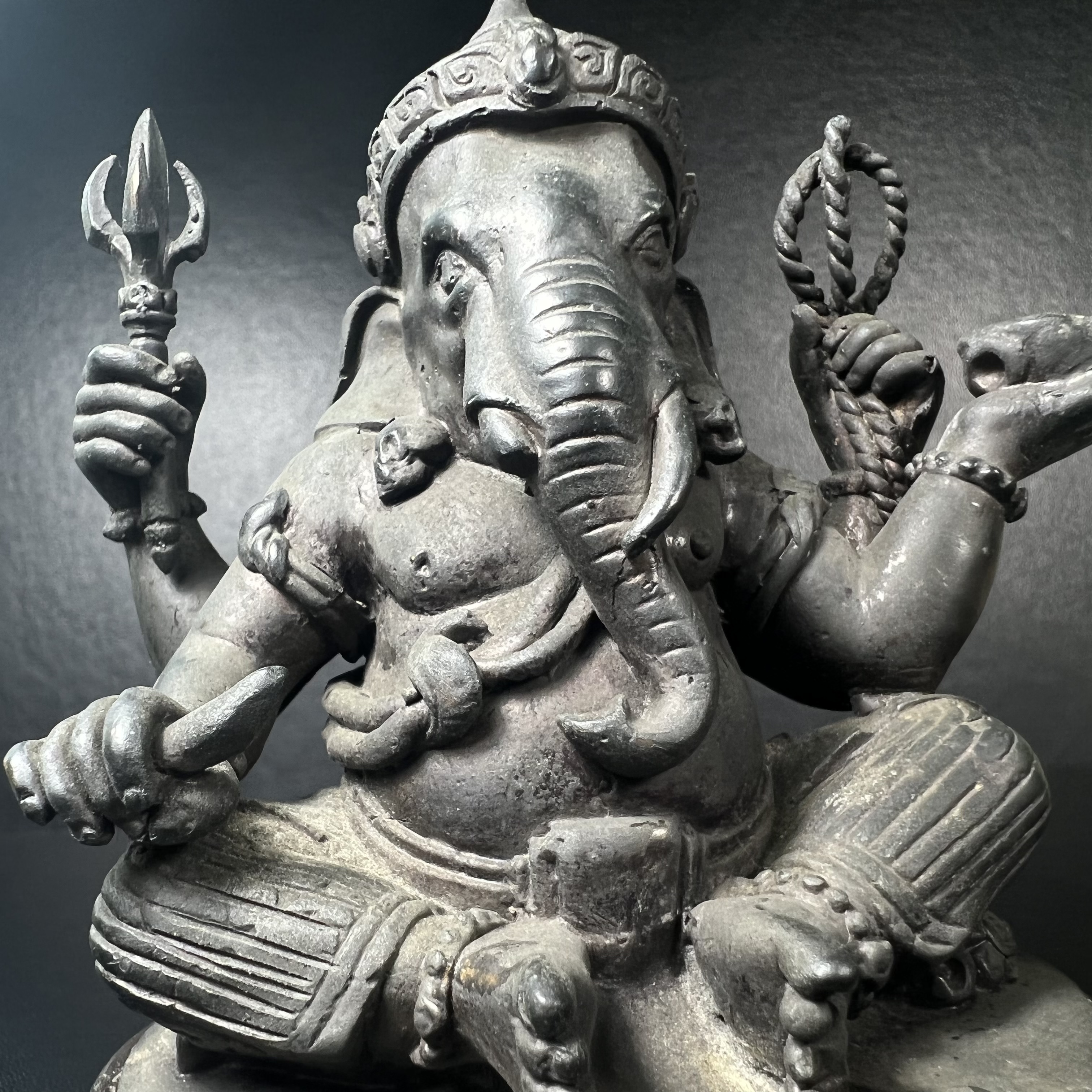 พระพิฆเนศ กรมศิลปากร ปี2547 ขนาดบูชาหน้าตัก 3 นิ้ว โลหะผสมเนื้อดี มีโค๊ดหมายเลขกำกับNo.993 (1 ใน 5000 องค์)รุ่นยอดนิยมหายาก