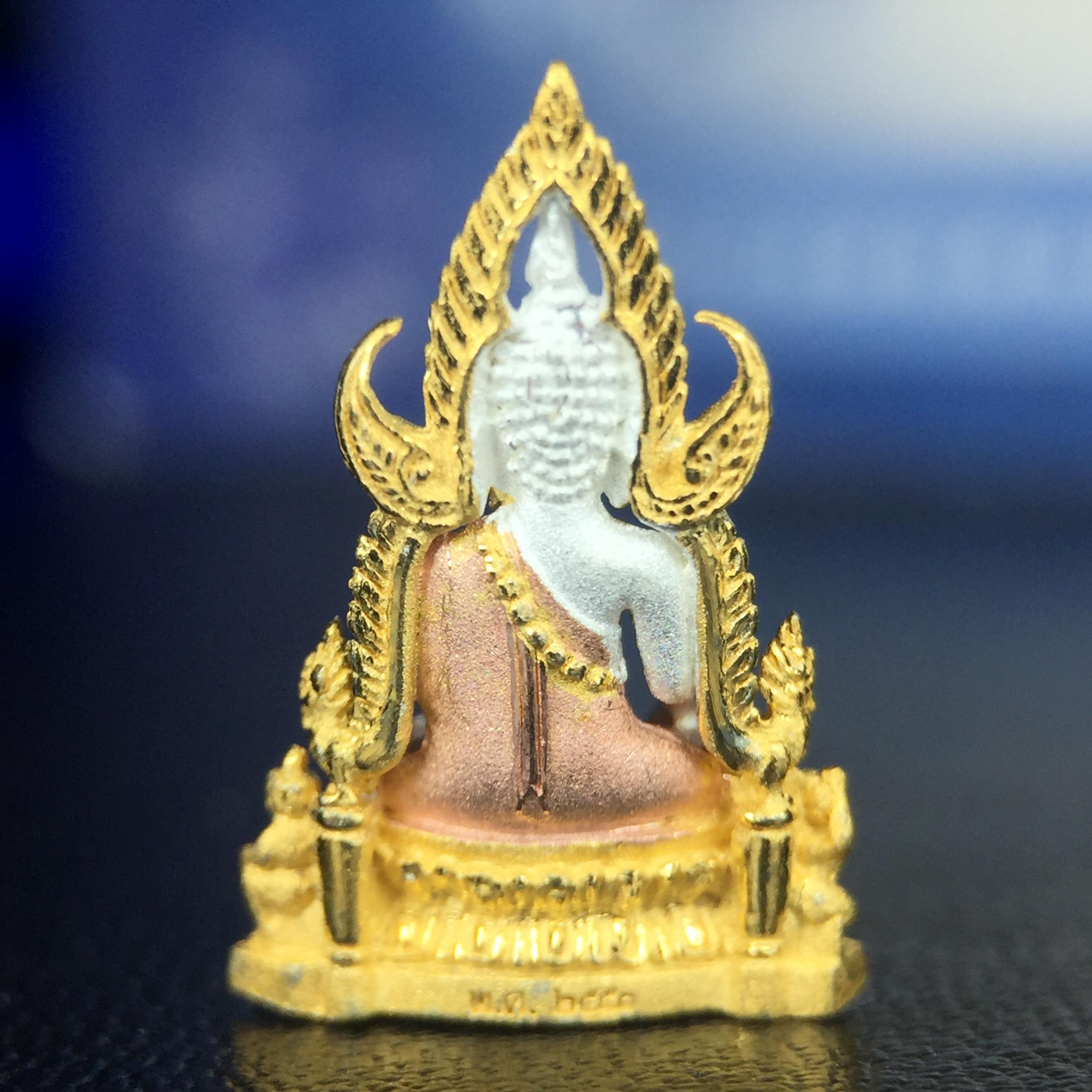 พระพุทธชินราช ภปร. โครงการ เพราะแผ่นดินนี้คือแผ่นดินเกิด เนื้อเงินชุบสามกษัตริย์ ปี2551 ขนาดหน้าตัก1/4นิ้ว (สวยงามหายาก)