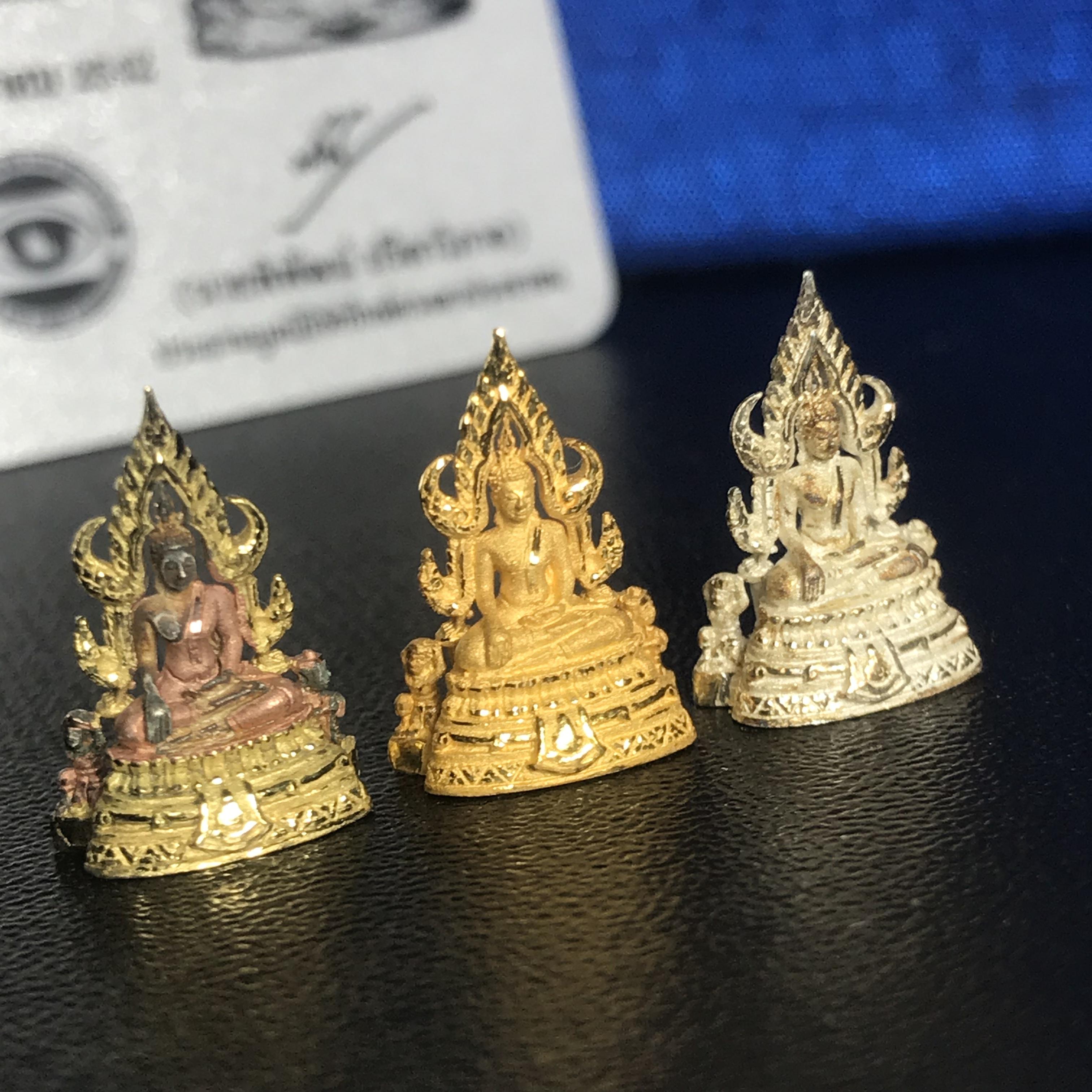 พระพุทธชินราช ภปร. ในวโรกาสพระราชพิธีมหามงคล เฉลิมพระชนมายุ6รอบ 5ธันวาคม2542 ชุดทองคำ เงิน สามกษัตริย์ พิมพ์เล็กครบชุด(3องค์)พร้อมกล่องบรรจุและการ์ดใบรับรอง