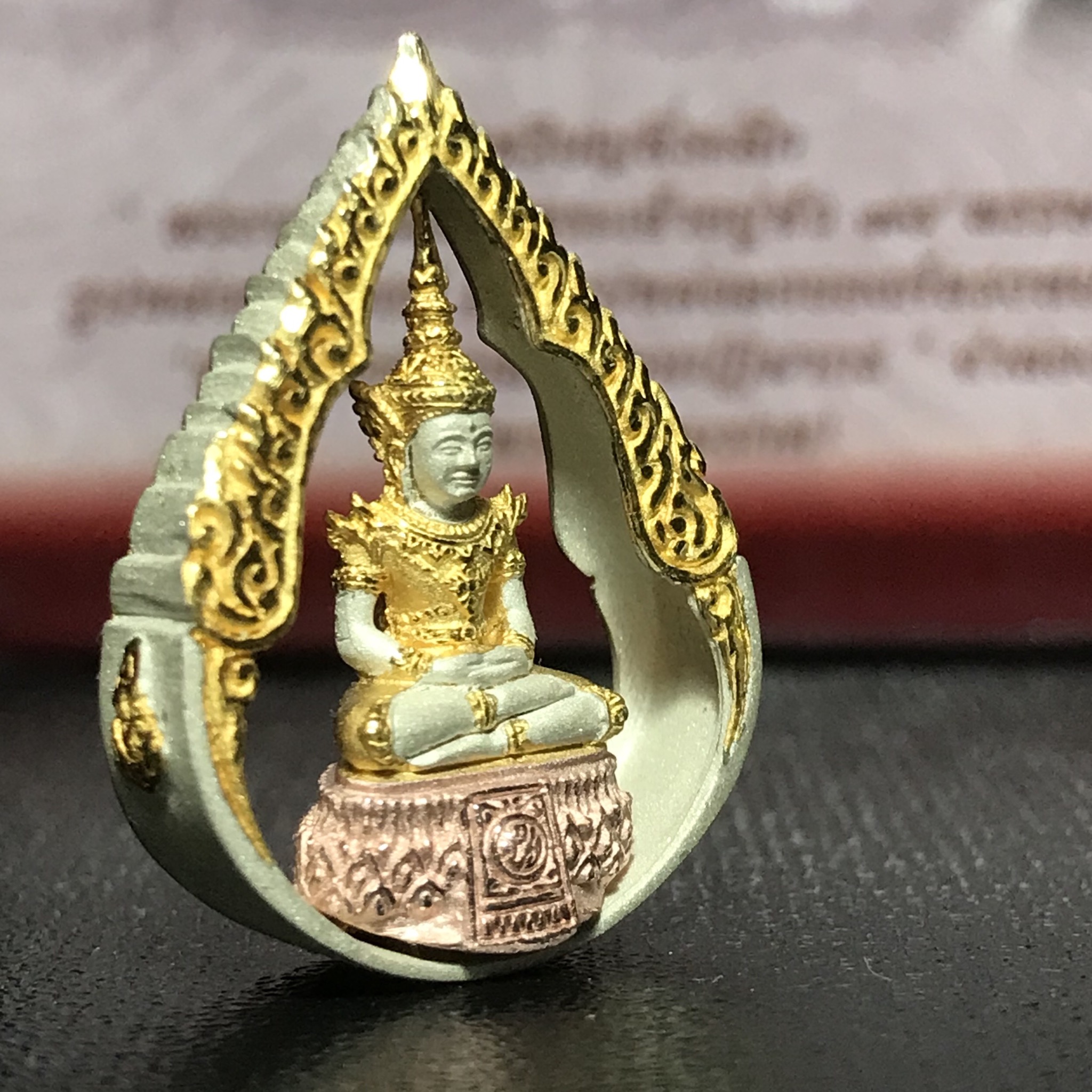 พระแก้วมรกต ภปร.(รุ่นแรก) ปี2545 รุ่นฉลองกรุงรัตนโกสินทร์ครบ 220 ปี พิมพ์ลอยองค์ทรงหยดน้ำ เนื้อเงิน3กษัตริย์
