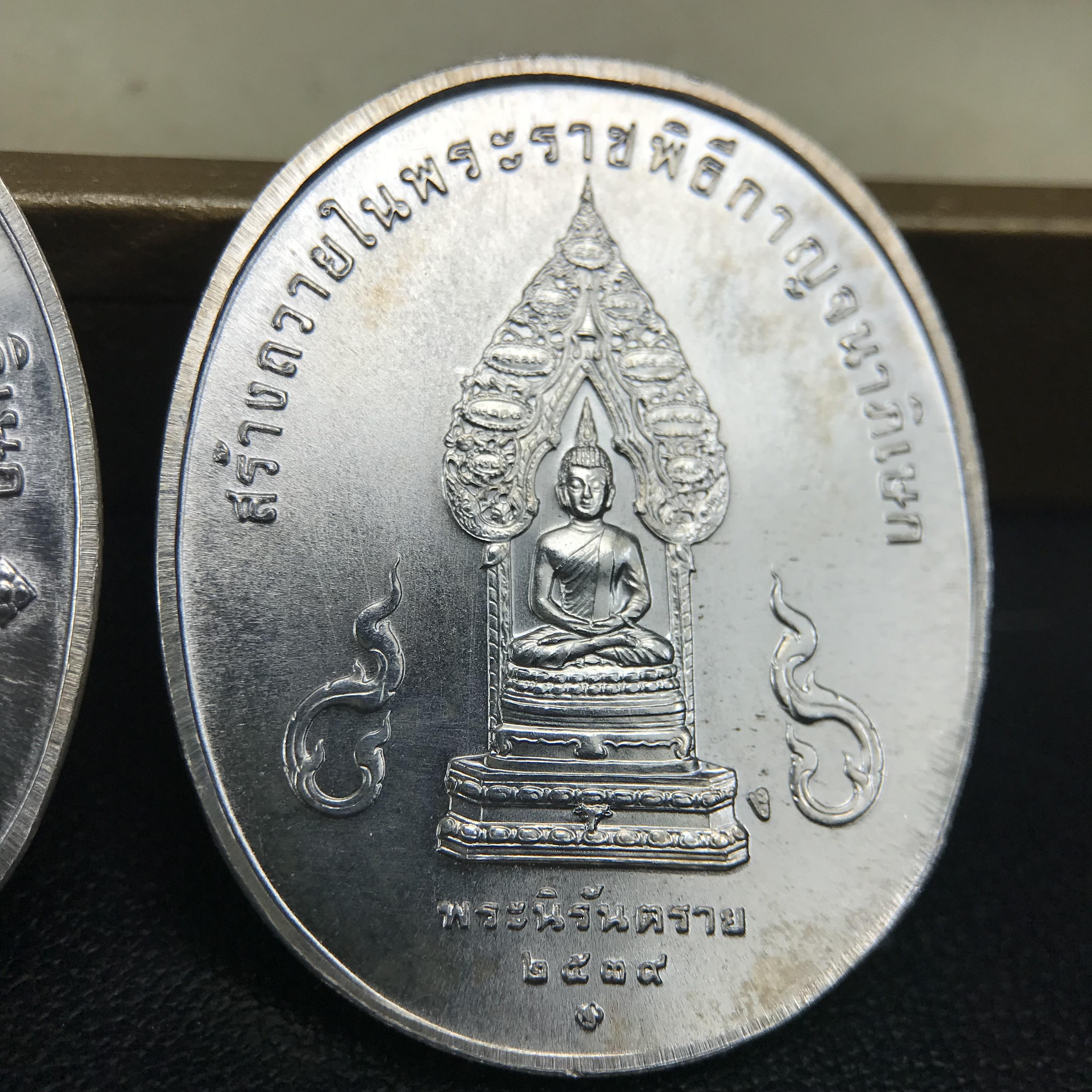 ชุดเหรียญพระพุทธปัญจภาคี ปี 2539 ครบชุด 5 เหรียญ พิมพ์ใหญ่ขนาดสูง 3 ซม. เนื้อเงิน โค๊ต ง.(เงิน) บล็อกกษาปณ์ พร้อมกล่องบรรจุซีนซองเดิมครบสภาพสวย เนื่องในมหามงคลวโรกาสที่ในหลวงรัชกาลที่ 9 ทรงครองสิริราชสมบัติครบ 50ปี พิธีใหญ่ ณ พระอุโบสถวัดพระแก้ว