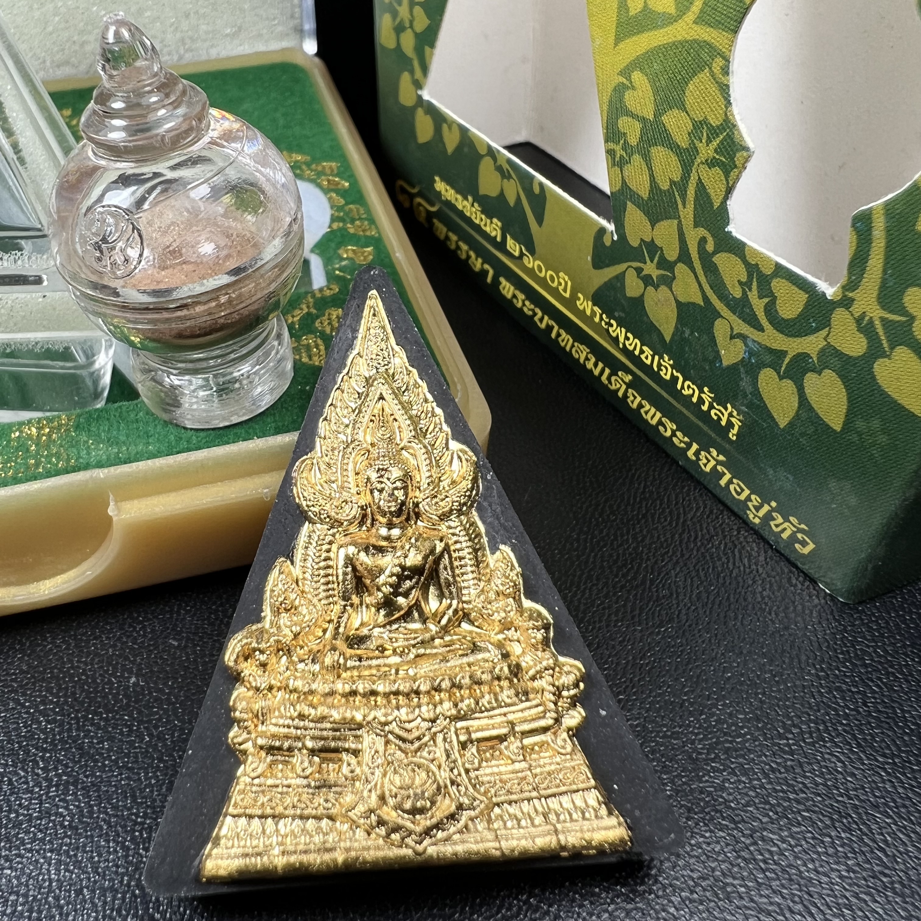 พระพุทธชินราช(จำลอง)ภปร. 84พรรษา เนื้อผงปิดทองด้านหน้า หลัง ภ.ป.ร. ยิงทอง(พระราชทานมวลสาร จิตรลดาและเส้นพระเจ้า ร.9(เส้นผม))ทรงคุณค่าอีกหนึ่งรุ่นยอดนิยม