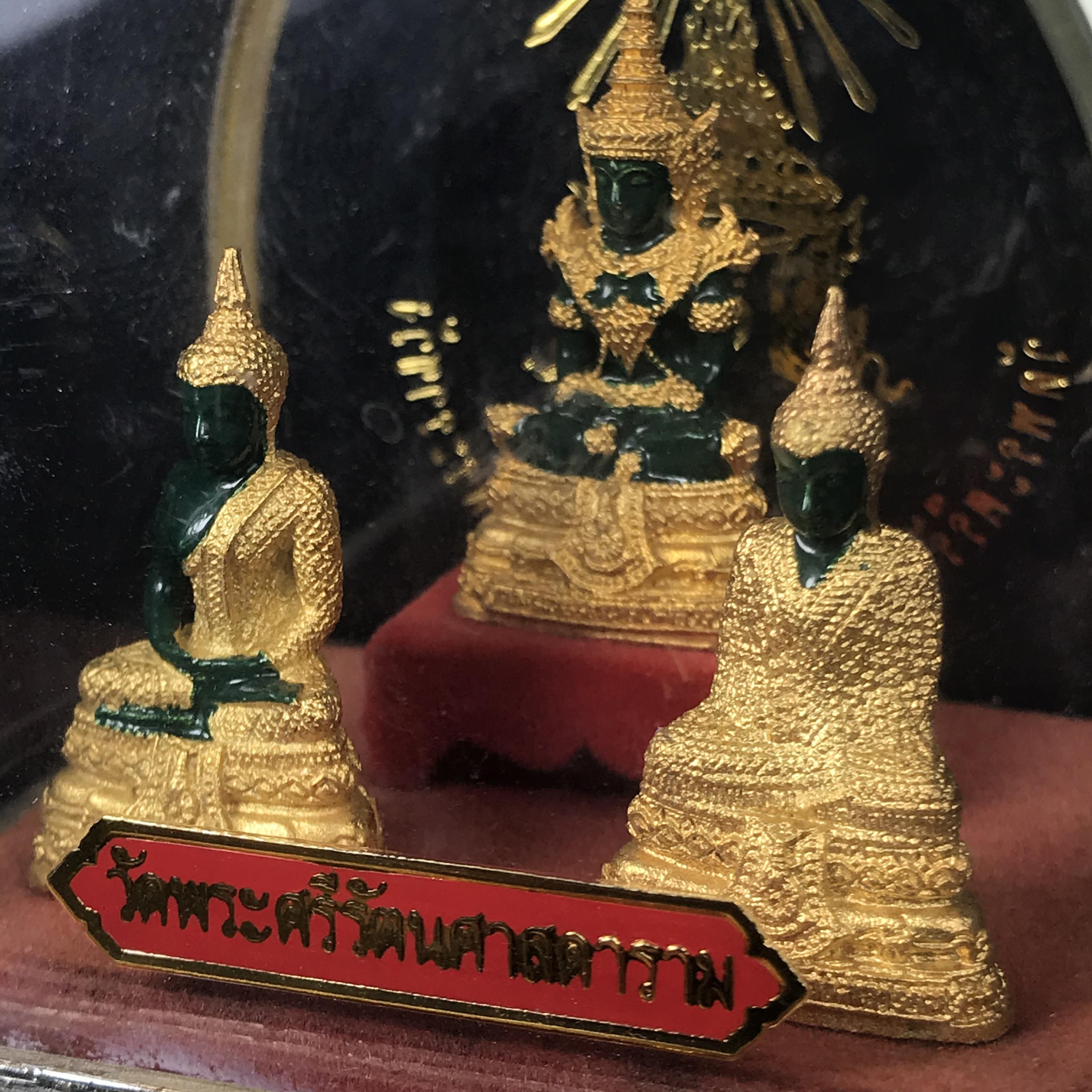 พระพุทธมหามณีรัตนปฏิมากร(พระแก้วมรกต) วัดพระศรีรัตนศาสดาราม สำนักพระราชวัง จัดสร้าง พิมพ์ทรงเครื่อง 3 ฤดู(ร้อน ฝน หนาว) หน้าตัก 1 นิ้วพร้อมครอบตู้เดิม(บรรจุมวลสารใต้ฐาน)