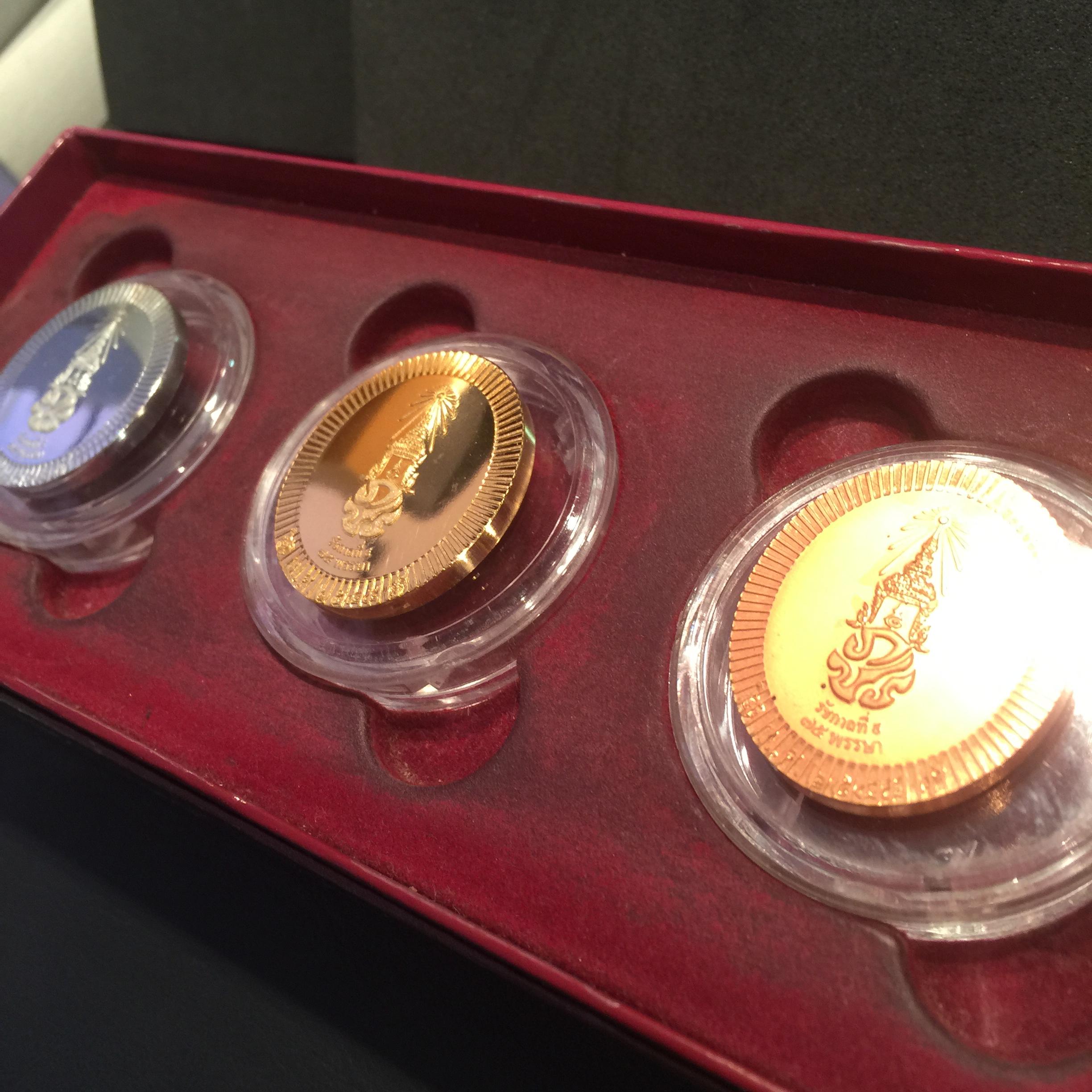 ชุดเหรียญ พระบาทสมเด็จพระเจ้าอยู่หัว 75 พรรษา