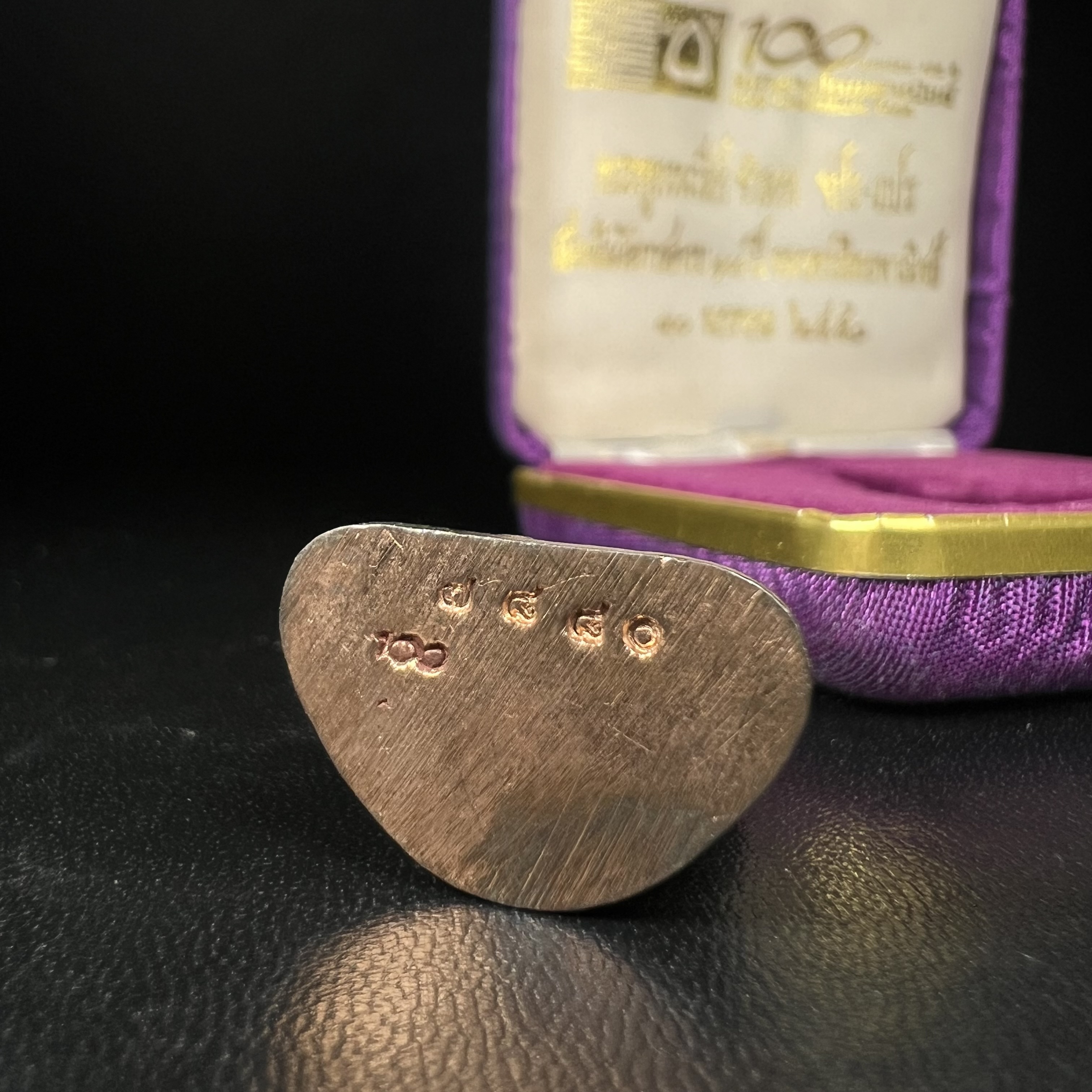 พระกริ่งพระพุทธนรสีห์ จปร.+ภปร. ครบรอบ 100 ปี ธนาคารไทยพาณิชย์ เนื้อนวโลหะ ปี 2550 สมเด็จพระเทพรัตนราชสุดาฯ เสด็จเป็นองค์ประธานในพิธีเททอง(พุทธศิลป์งดงาม)ด้านหน้าฐานประดับด้วยตราสัญลักษณ์พระปรมาภิไธยย่อ "จปร" และ "ภปร" เคียงคู่กันเป็นค