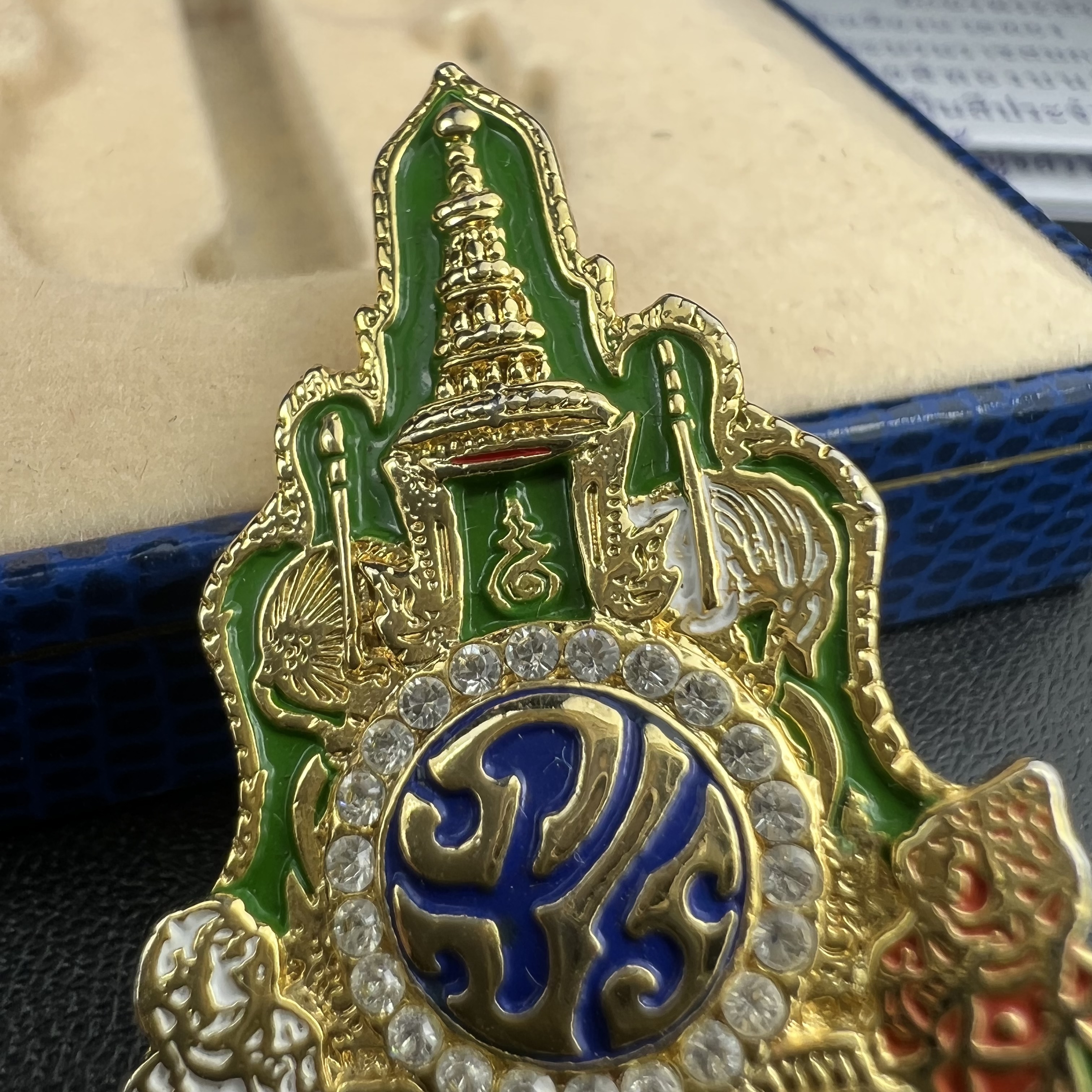 เข็มที่ระลึกตราสัญลักษณ์งานฉลองสิริราชสมบัติครบ 60 ปี พุทธศักราช 2549 ในหลวงรัชการที่ 9 จัดทำขึ้นโดยสำนักงานปลัดสำนักนายกรัฐมนตรี