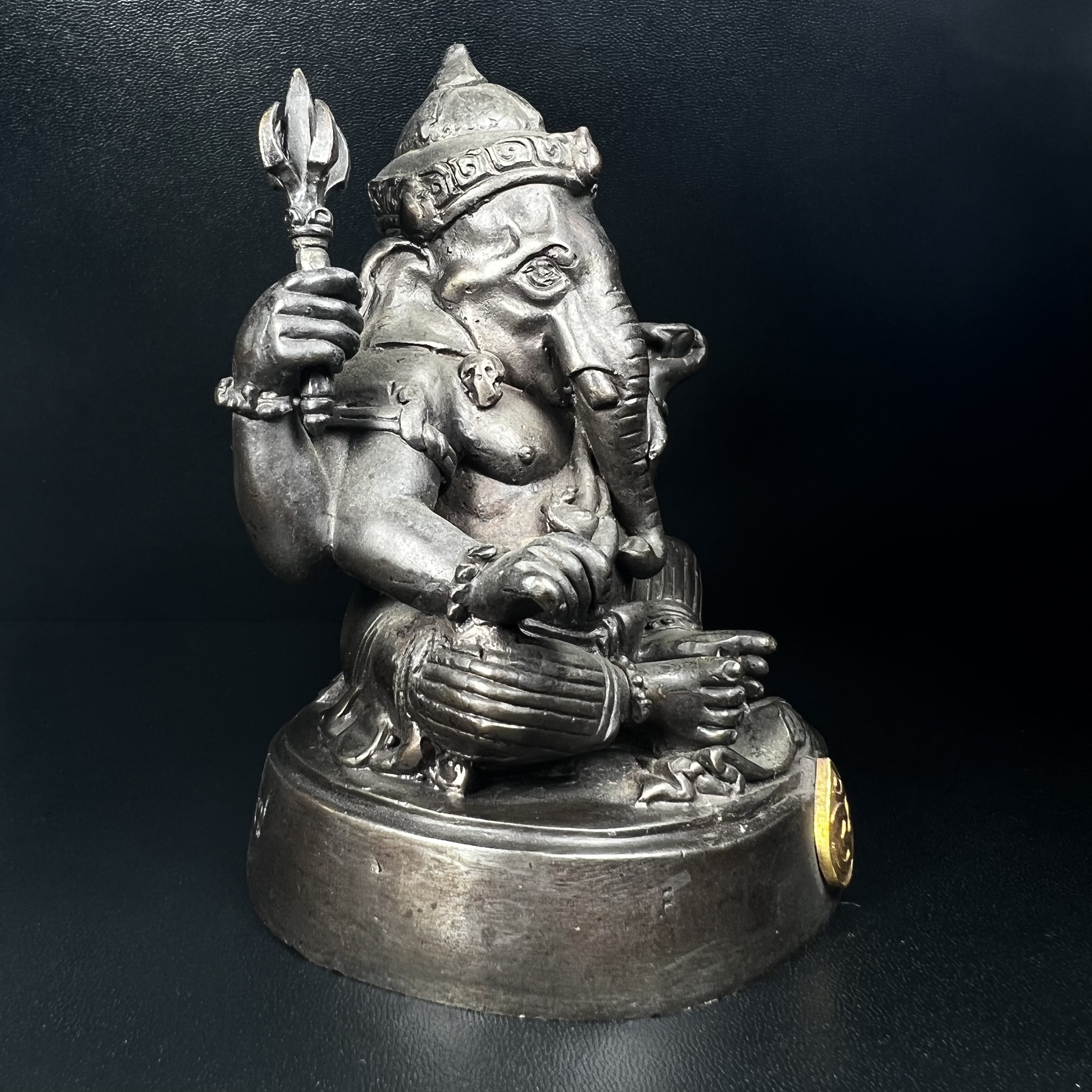 พระพิฆเนศ กรมศิลปากร ปี2547 ขนาดบูชาหน้าตัก 3 นิ้ว โลหะผสมเนื้อดี มีโค๊ดหมายเลขกำกับNo.821 (1 ใน 5000 องค์)รุ่นยอดนิยมหายาก