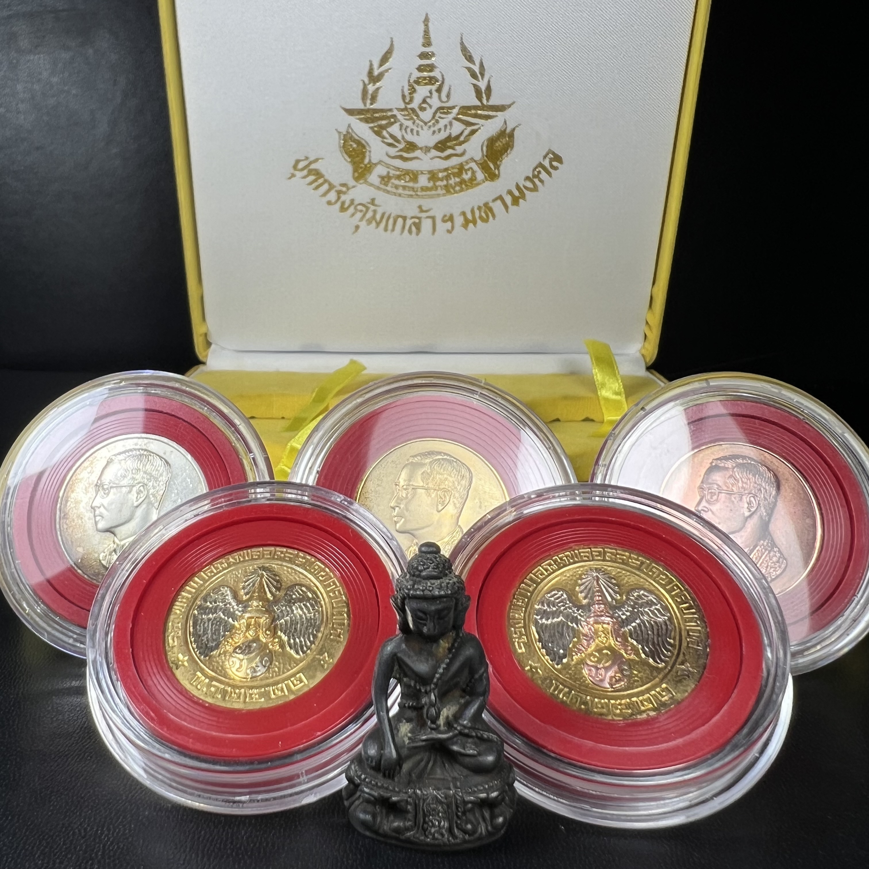 วัตถุมงคลคุ้มเกล้าฯ มหามงคลเฉลิมพระชนมพรรษา 6 รอบ รัชกาลที่ 9 ชุดพิเศษกรรมการ(สุดหายาก) (ในหลวงรัชกาลที่9 ทรงจุดไฟพระฤกษ์และเททอง พิธีใหญ่)ยอดนิยมหายาก