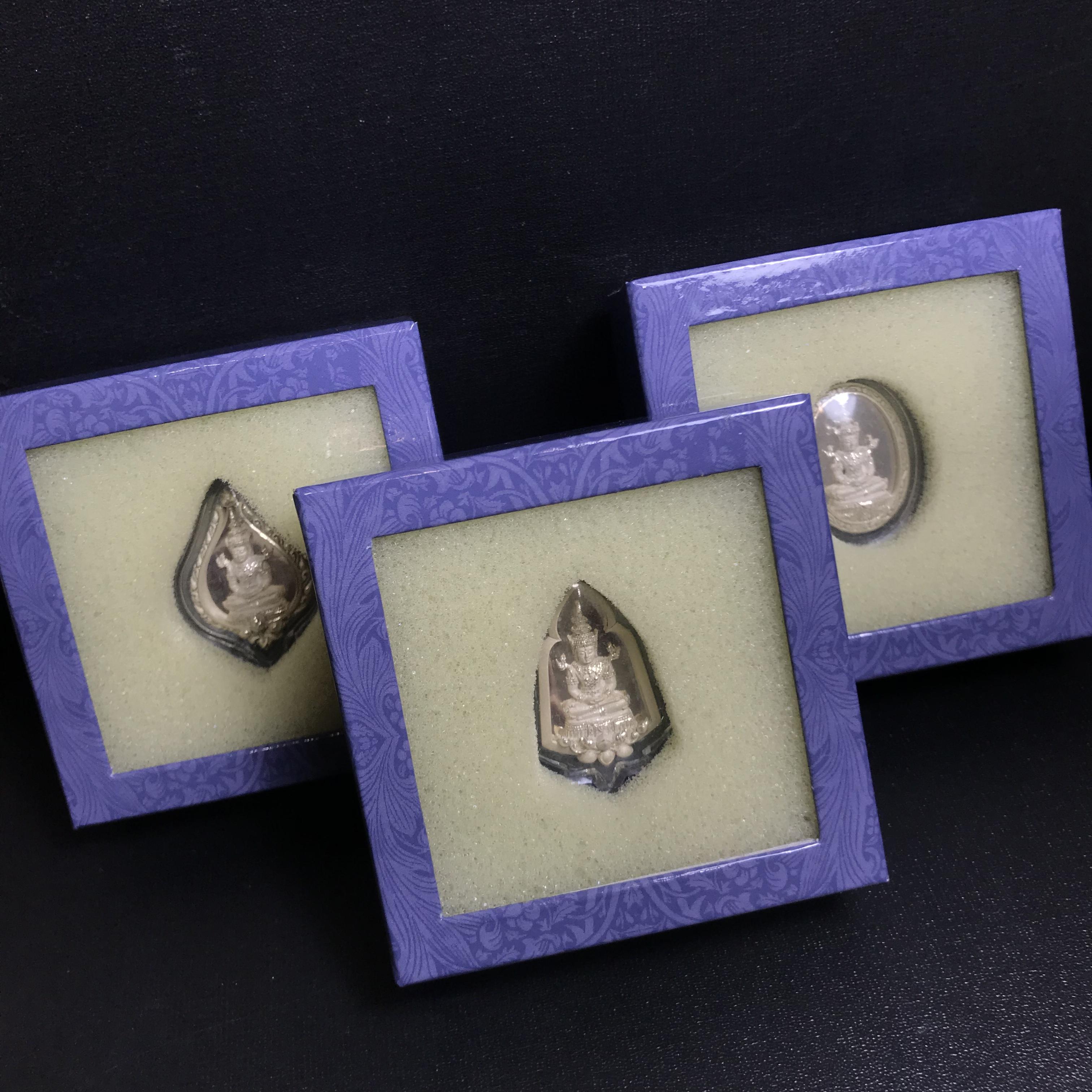 พระแก้วมรกต ภปร. ปี2547 จัดสร้างโดย รพ.ภูมิพลฯ เนื้อเงิน เหรียญทรงดอกบัว+เหรียญทรงซุ้ม+เหรียญทรงกลมรี(ครบ3พิมพ์ชุดเหรียญเนื้อเงิน)(1ใน3000องค์)