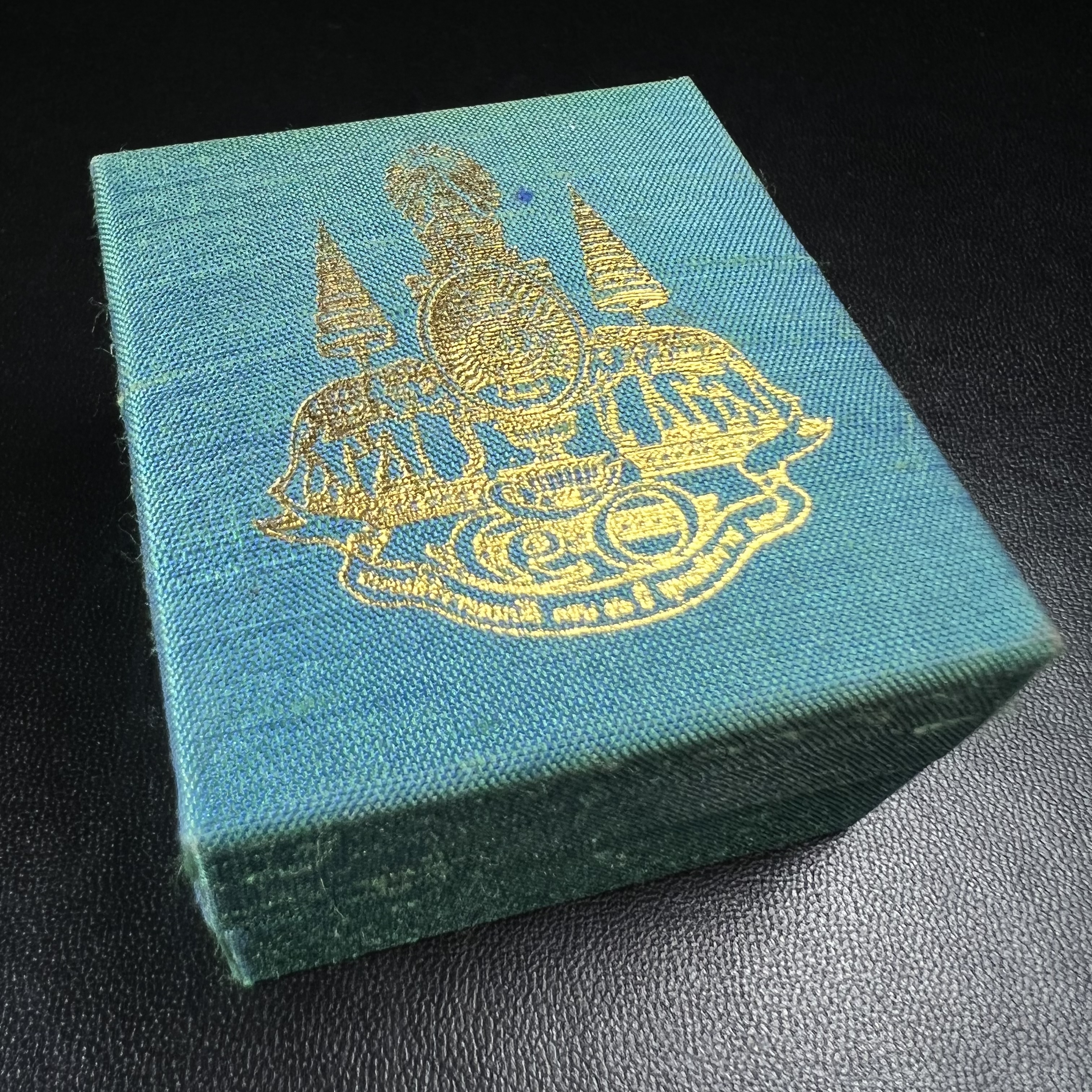 เหรียญพระพิฆเนศวร ญสส. ชุดกาญจนาภิเษกครองราชย์ 50 ปี พุทธศักราช 2538 วัดบวรนิเวศวิหาร พิมพ์ใหญ่(2.9 ซม.) เนื้อทองทิพย์ สภาพสวยเดิมพร้อมกล่องบรรจุเดิม ตอกโค๊ดหมายเลขกำกับ(คัดสภาพสวยเดิม พิธีใหญ่ พุทธศิลป์งดงาม)