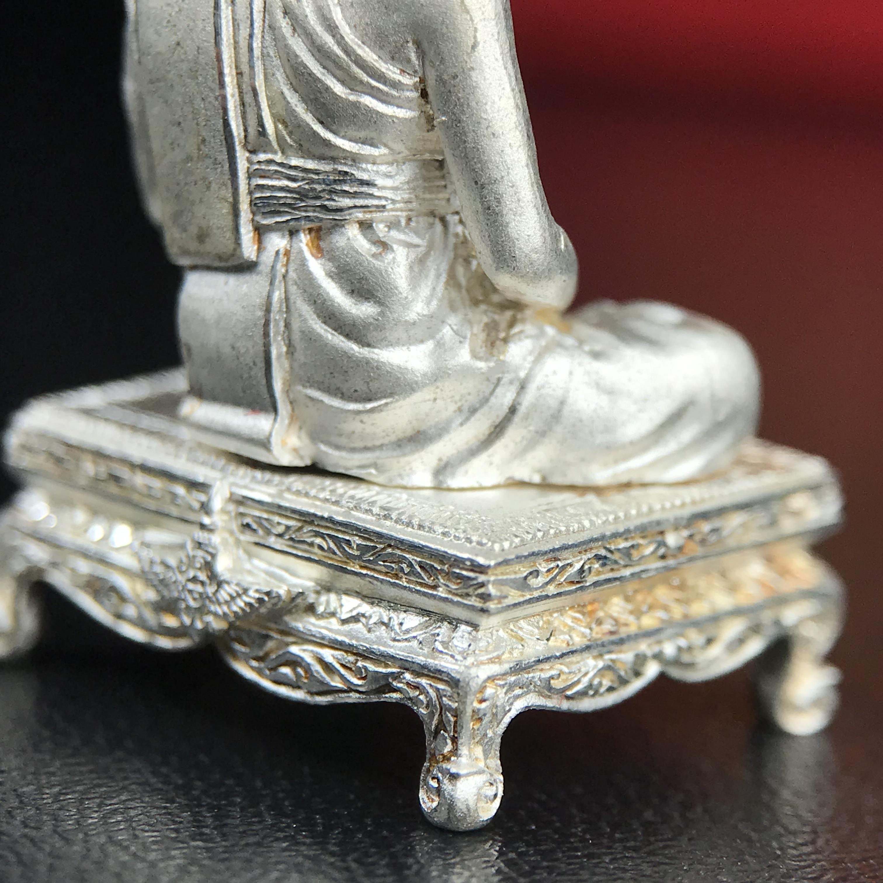 รูปหล่อหลวงพ่อเงิน วัดบางคลาน จ.พิจิตร พิมพ์หน้าเหมือนหลวงพ่อ "รุ่น 91 ปี กรมเสมียนตรา" กระทรวงกลาโหมจัดสร้างในปี 2543 พุทธาภิเษกใหญ่ 3 วัด 3พิธีวัดสุทัศน์ /วัดบางคลาน/วัดพระแก้ว เนื้อเงินปัดเงา(หายาก) พุทธศิลป์งดงามมากหายาก(ตอกโค๊ตหมาย ๑๖)