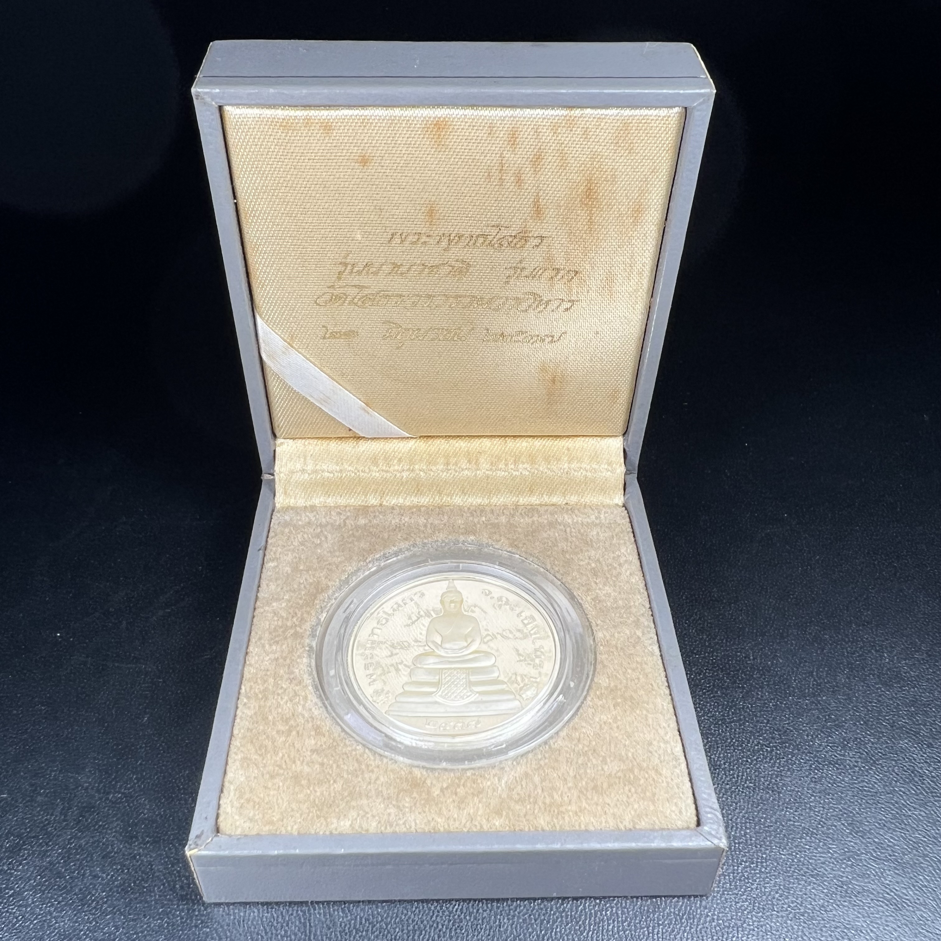 เหรียญพระพุทธโสธร รุ่นนานาชาติ(รุ่นแรก) วัดโสธรวรารามวรวิหาร ปี 2537 พิมพ์โสธรสองหน้า เนื้อเงินขัดเงา ขนาด 3.2 มม. จากโรงงานกษาปณ์เพิร์ธ ประเทศออสเตรเลีย(PERTH MINT AUSTRALIA) อันโด่งดังระดับโลก สภาพสวยพร้อมกล่องเดิมครบสมบูรณ์ (1 ใน 5000 เหรียญ)