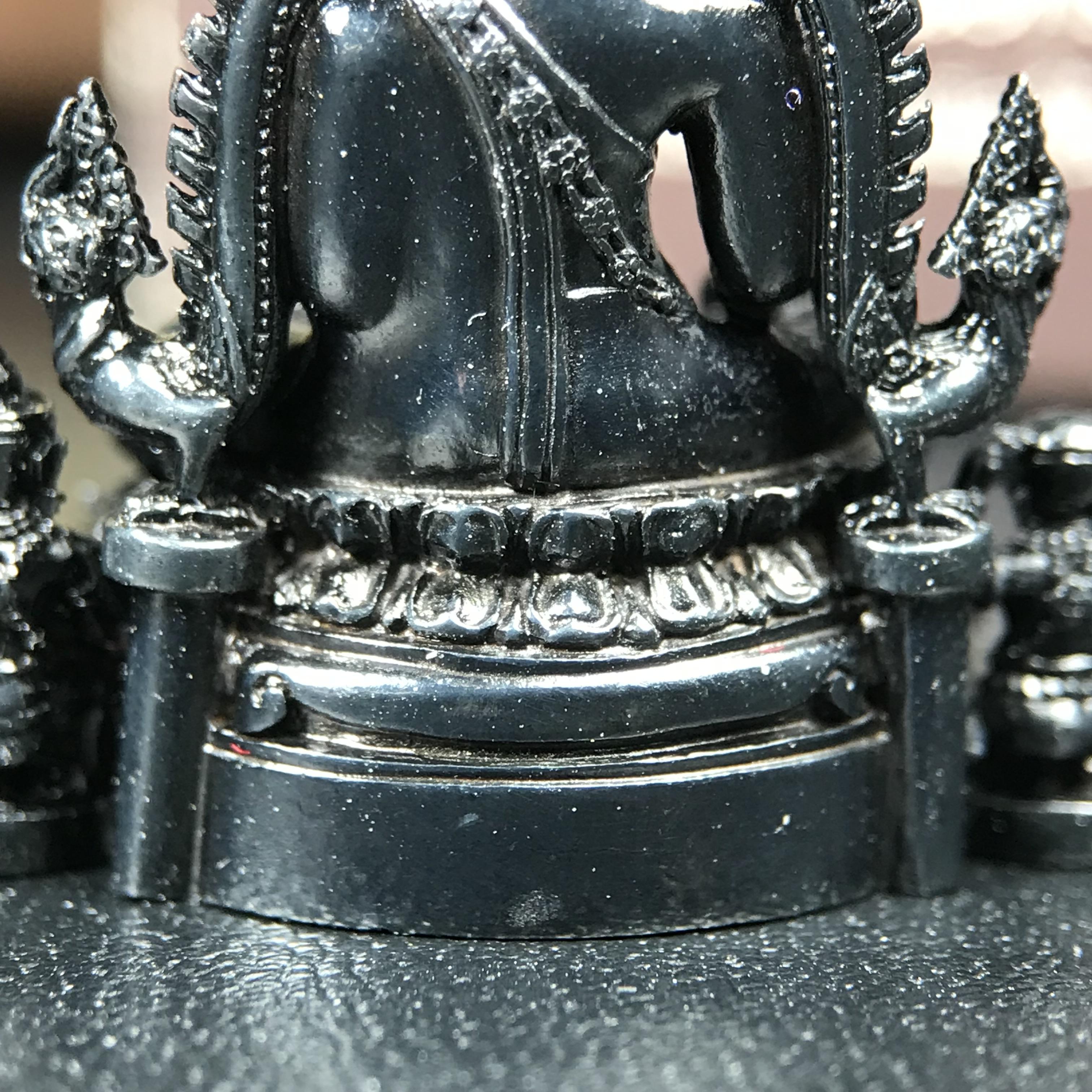 พระพุทธชินราช ภปร. โครงการ "เพราะแผ่นดินนี้ คือ แผ่นดินเกิด" ปี2548(รุ่นแรก) ลอยองค์ หน้าตัก 1/2 นิ้ว(ขนาด 3.5 x 2.5 ซม.) เนื้อเงินรมดำ(พุทธศิลป์จำลองเมื่อครั้งลอกทอง ครั้งที่3 เมื่อปี2547 ร้อยปีจะมีสักครั้ง "พระพุทธชินราชองค์ดำ")