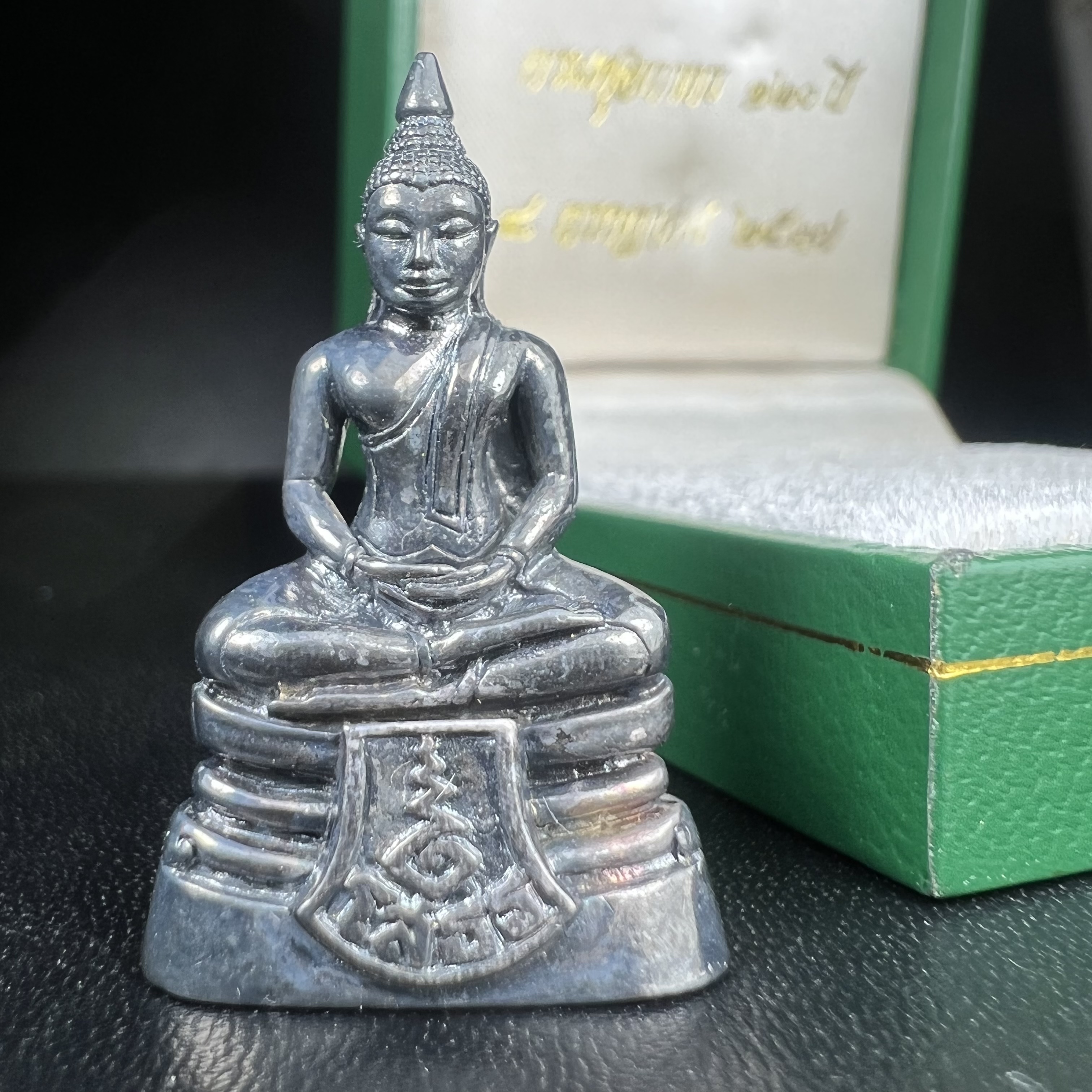 พระพุทธโสธร รุ่น กศก. 120 ปี เนื่องในโอกาสครบ 120 ปี กรมศุลกากร กระทรวงการคลัง จัดสร้าง ปี 2537 เนื้อเงินบริสุทธิ์ 99.9% ผิวขัดเงาลงดำ(งานบริษัท แพรนด้า จิวเวลรี่)สวยงดงาม ทรงคุณค่า