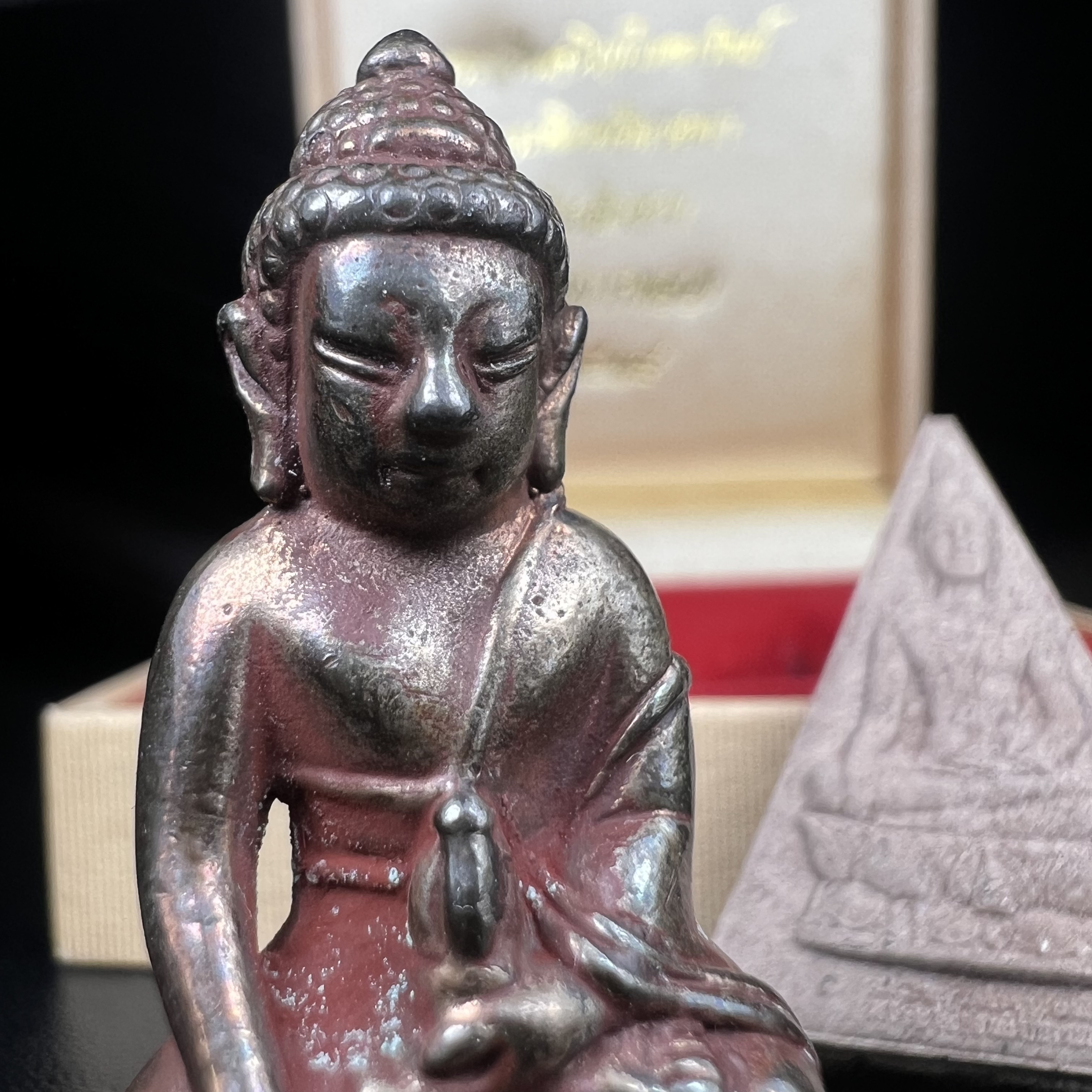 พระกริ่งเจริญโภคทรัพย์ พระพิมพ์จิตรลดา ที่ระลึกโครงการหลวง ปี 2539 ฉลองครองราชสมบัติครบ 50 ปี รัชกาลที่ 9 ตรากาญจนาภิเษกทองคำ(เนื้อทองคำแท้)(ชุดกรรมการหายาก)(สภาพผิวยาขัดแดงๆติดเต็มๆสวยเดิม ผิวแบบนี้พบเจอน้อย))(1ใน1999ชุด)