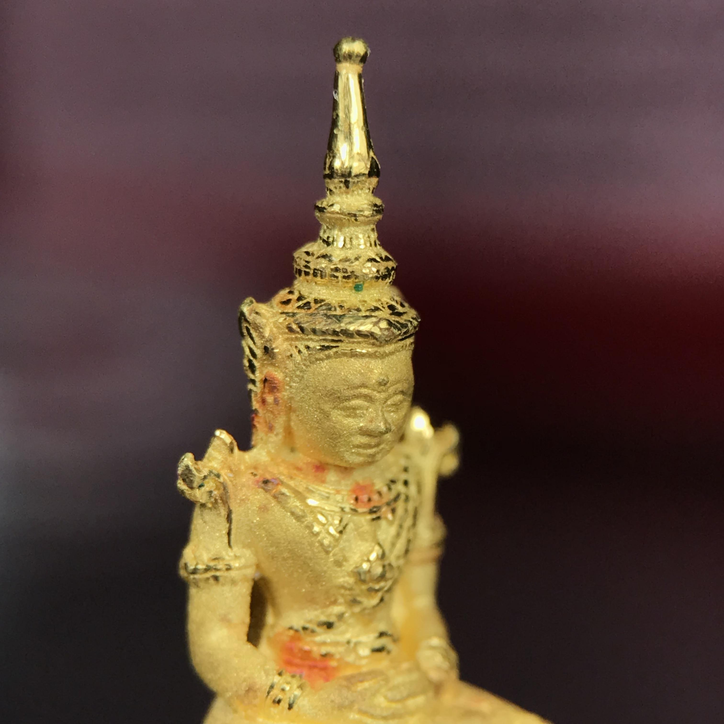 พระแก้วมรกต ภปร.(รุ่นแรก) ปี2545 จัดสร้างในมหาวโรกาส พระบาทสมเด็จพระเจ้าอยู่หัวรัชกาลที่ 9 ครบรอบ 75 พรรษา และฉลองกรุงรัตนโกสินทร์ครบ 220 ปี พิมพ์ลอยองค์เล็ก เนื้อทองคำบริสุทธิ์ 96.5%(6.5กรัม) ขนาด 10*19 มม. พร้อมกล่องเดิมสวยครบสมบูรณ์(1ใน2000องค์)หายาก