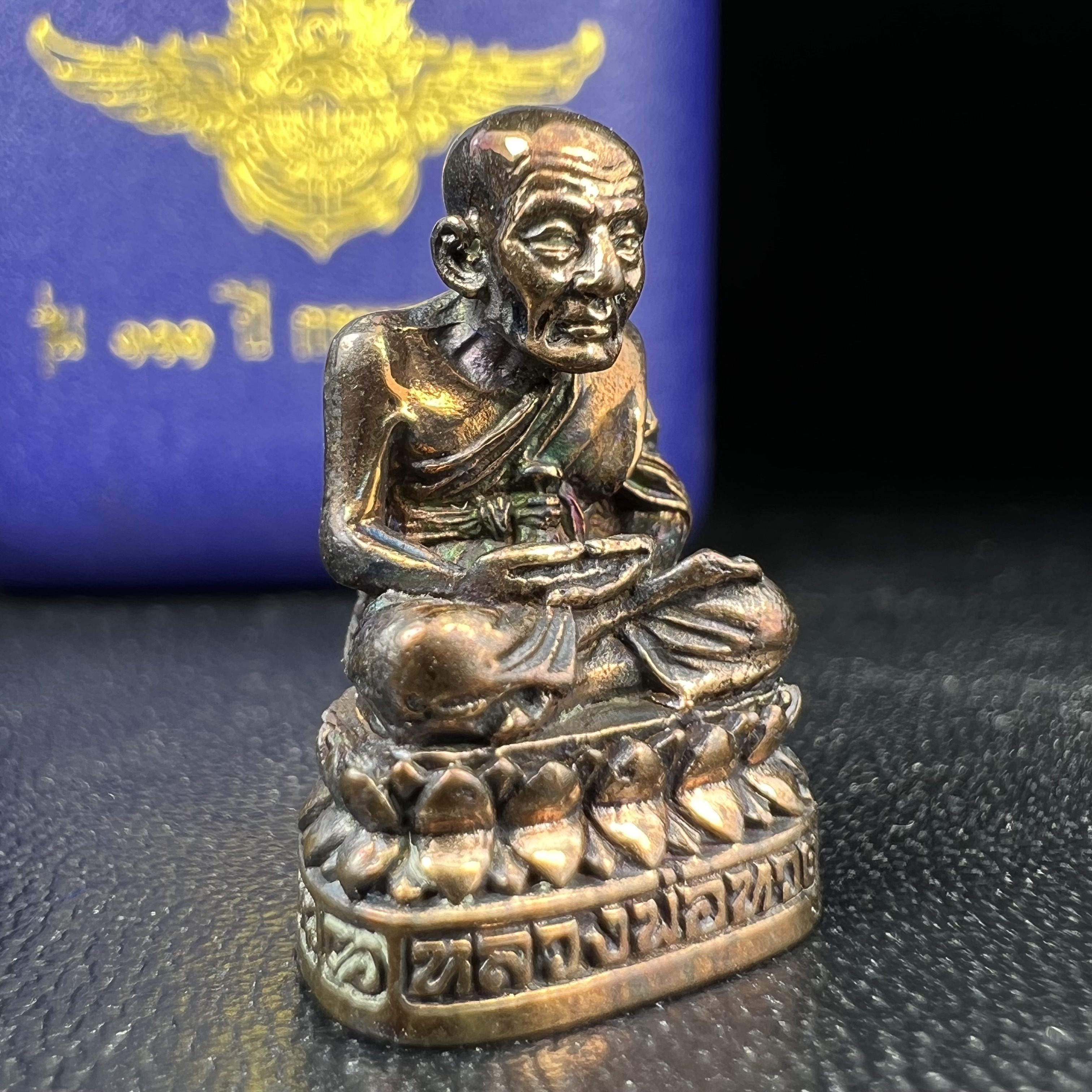 รูปเหมือนหล่อลอยองค์หลวงปู่ทวด รุ่น 111ปี กระทรวงกลาโหม เนื้อนวโลหะรมดำ-ปัดเงา ปี2540 พิธีใหญ่ เข้มขลัง นิยม พร้อมกล่องบรรจุเดิม(คัดสภาพสวยผิวเทพๆผิวรุ้งๆ)ทั้งพิธีทั้งพุทธศิลป์ทรงคุณค่าอีกหนึ่งรุ่นยอดนิยม