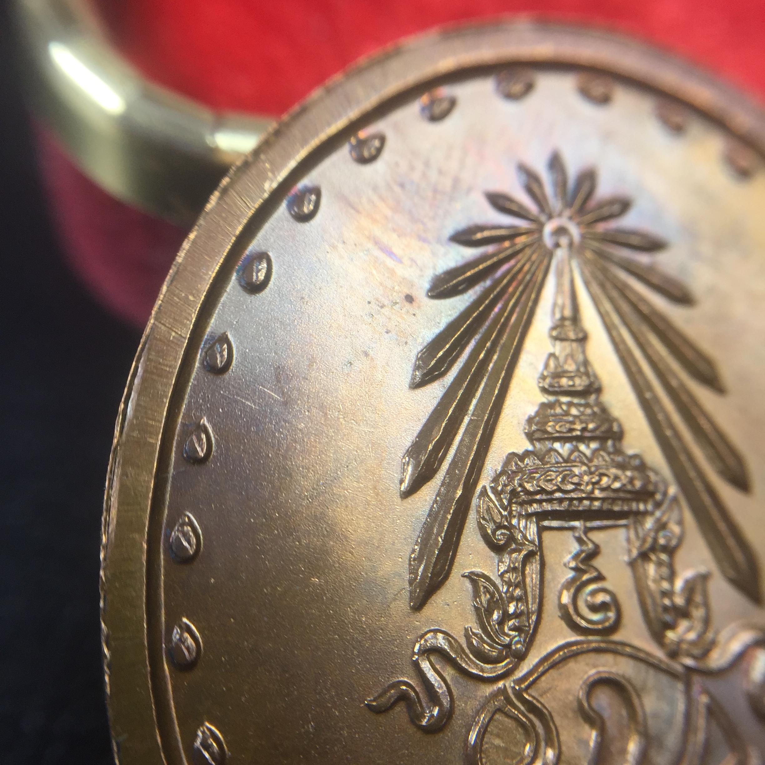 เหรียญรูปเหมือนรุ่นแรก สมเด็จพระญาณสังวร วัดบวรนิเวศวิหาร ปี2528 เนื้อทองแดง(บล็อกนิยมเขยื้อน-มีวงเดือน)สภาพสวยหายาก ชุดพระราชทานกรรมการ พร้อมกล่องบรรจุเดิม