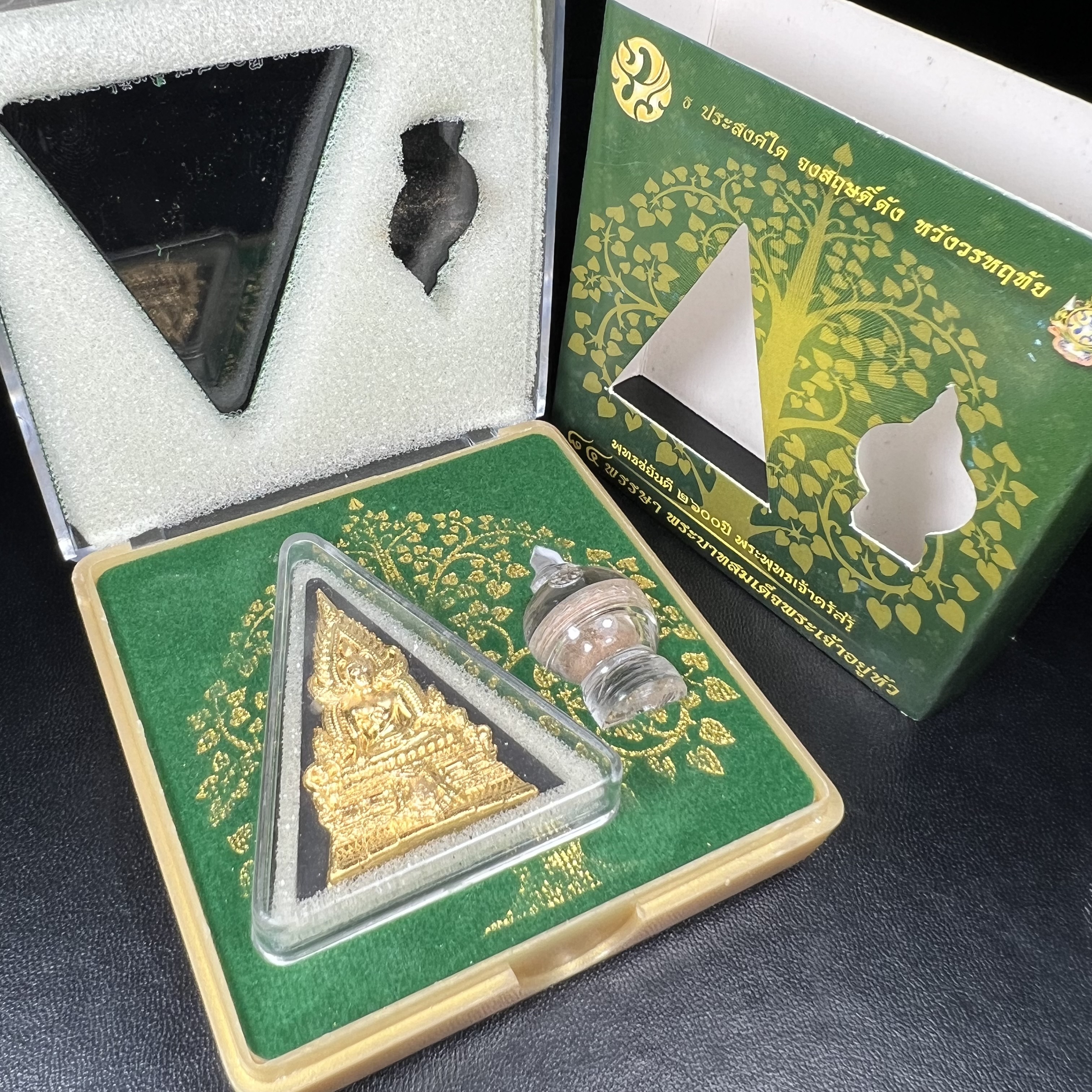 พระพุทธชินราช(จำลอง)ภปร. 84พรรษา เนื้อผงปิดทองด้านหน้า หลัง ภ.ป.ร. ยิงทอง(พระราชทานมวลสาร จิตรลดาและเส้นพระเจ้า ร.9(เส้นผม))ทรงคุณค่าอีกหนึ่งรุ่นยอดนิยม