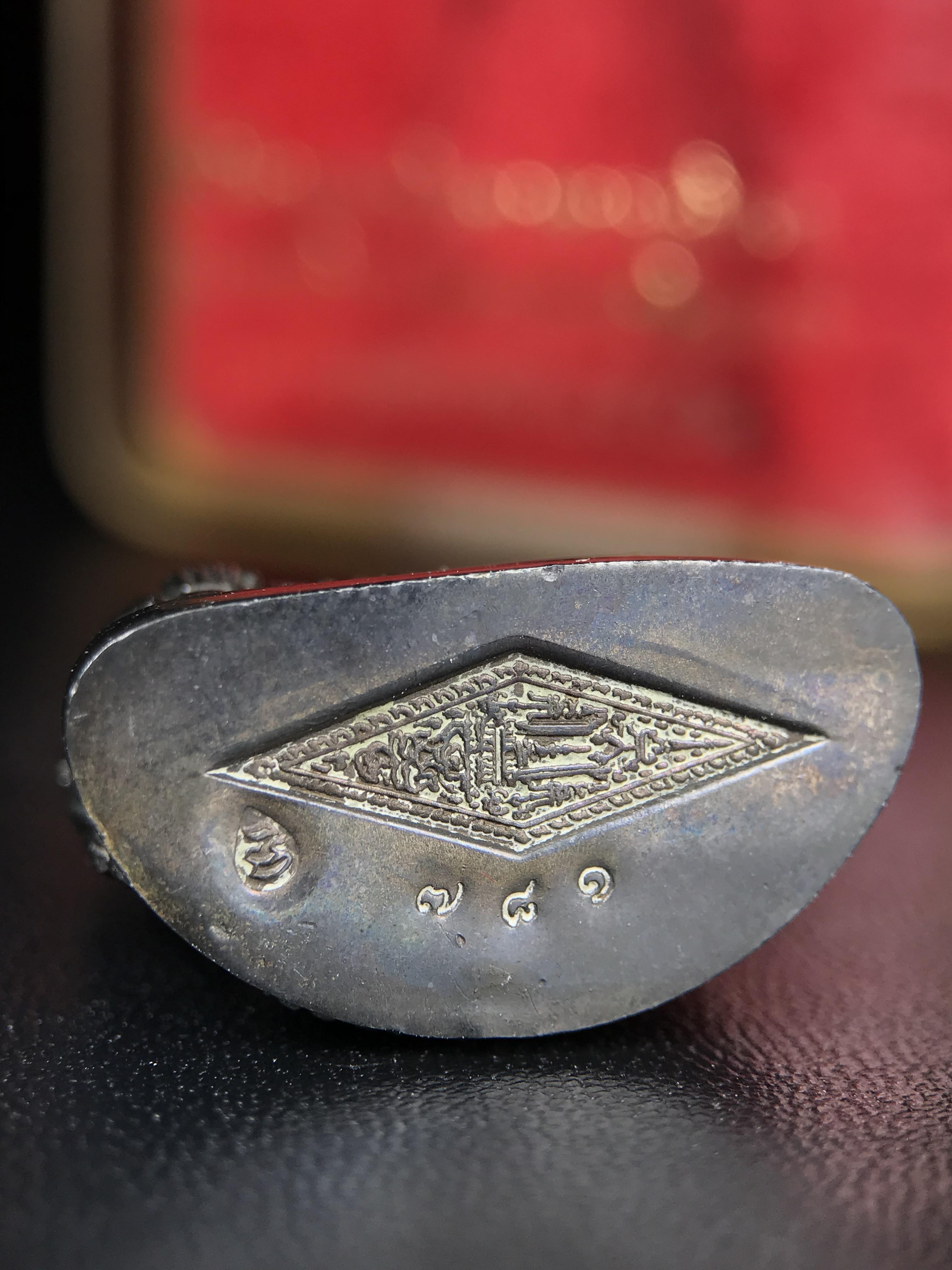 พระพุทธชินราชอินโดจีนมหาจักรพรรดิ อนุสรณ์ 100 ปี พิษณุโลกพิทยาคม (โรงเรียนชาย) พิธีจักรพรรดิมหาพุทธาภิเษก ปี 2542 เนื้อนวโลหะ(เต็มสูตรแก่ทองคำ) พิธีใหญ่มวลสารดีเกจิอาจารย์ยอดนิยมร่วมปลุกเสก*** ตอกโค้ดและหมายเลข*** 1 ใน 999 องค์ ยอดนิยมหายาก