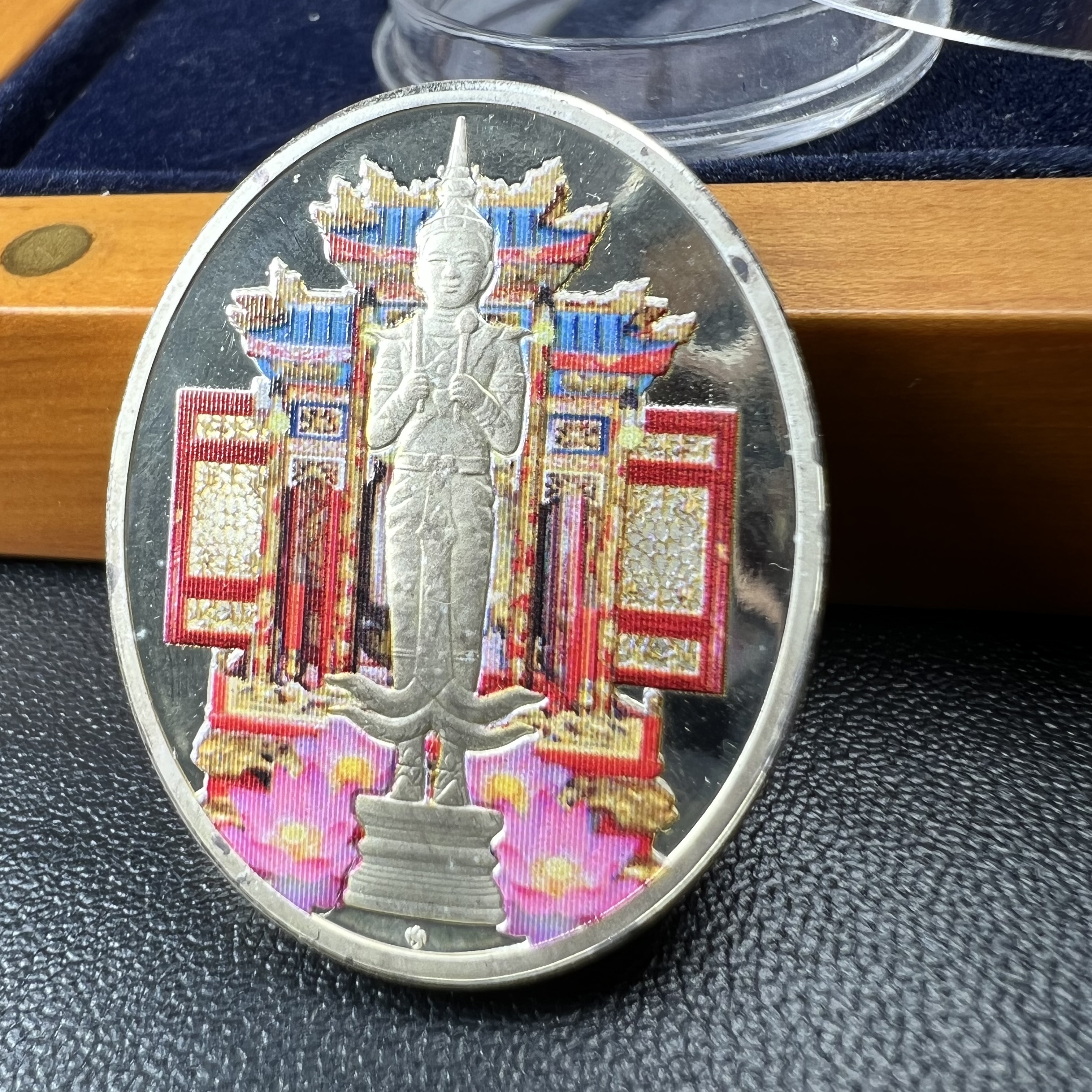 เหรียญที่ระลึกพระคลัง (พิมพ์สี) เนื่องในโอกาสครบ 125 ปี พระคลังมหาสมบัติ พ.ศ. 2558 เนื้อเงิน 99.99% ขัดเงา พิมพ์สี สวยสดงดงาม(นิยม สร้างน้อย หายาก)1 ใน 3126เหรียญ ***ตามความเชื่อที่ว่า ท่านใดมีพระคลังไว้บูชา ท่านนั้น จะมีกินมีใช้ตลอดไป เงินทองไม่ขาดมือ***