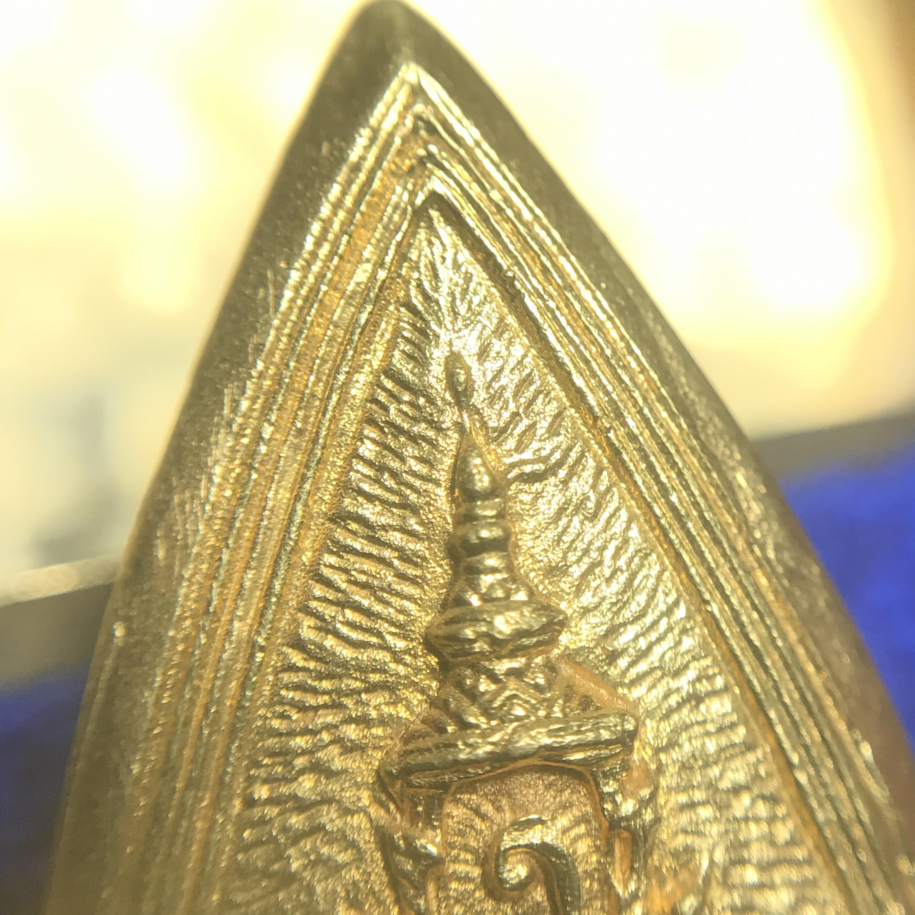 พระสมเด็จนางพญา ส.ก. ปี2535 เนื้อทองคำ พิมพ์ใหญ่ 5รอบพระราชินี หลวงปู่โต๊ะปลุกเสก(ในหลวงและพระราชินีเสด็จในพิธี) พร้อมกล่องบรรจุเดิม(นิยม)