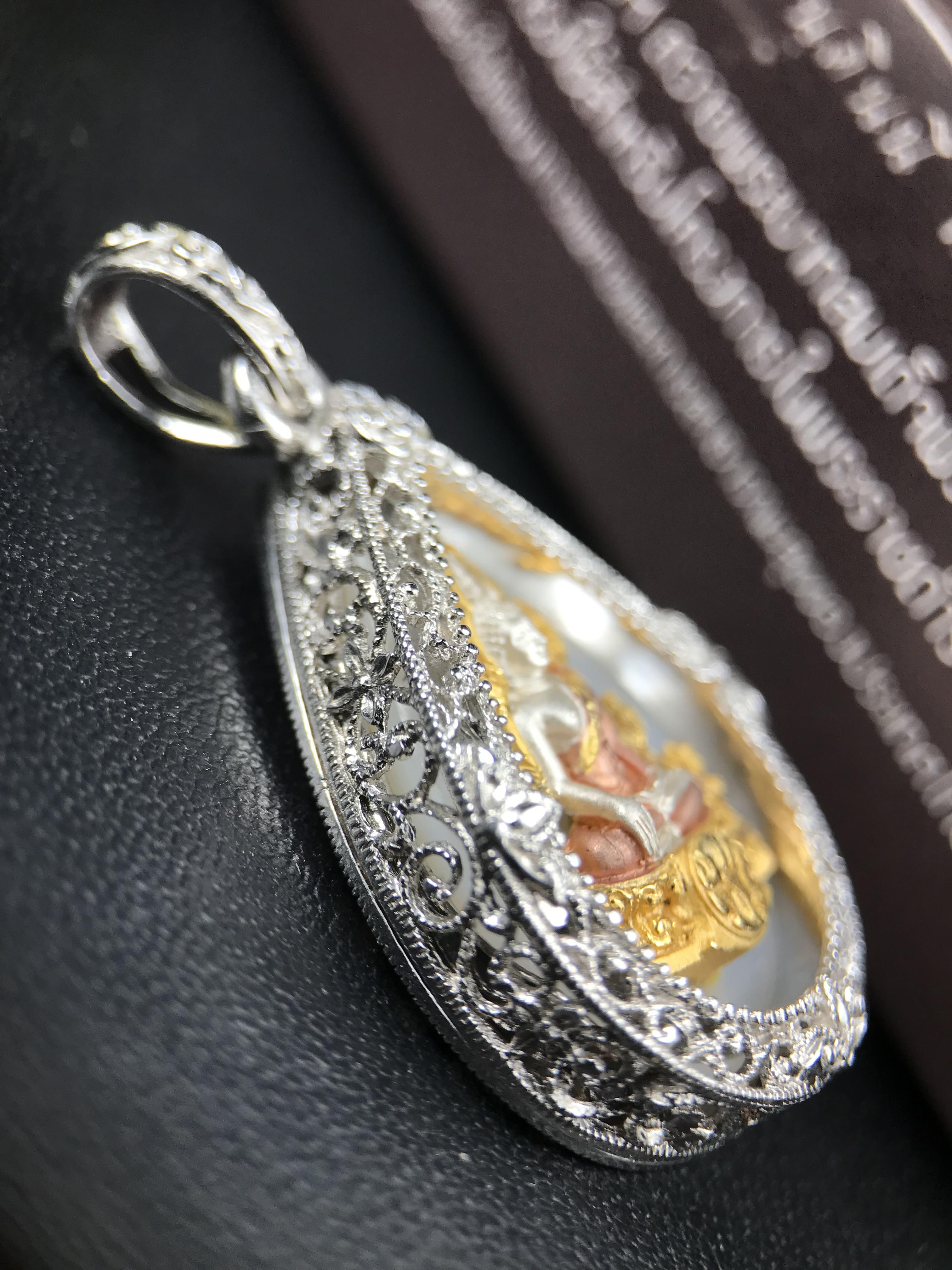 พระพุทธชินราช ภปร. โครงการ "เพราะแผ่นดินนี้ คือ แผ่นดินเกิด" ปี 2548(รุ่นแรก) เหรียญทรงหยดน้ำ ขนาด 21 x 31 มม. เนื้อเงินสามกษัตริย์ องค์พระชุบสามกษัตริย์ ล้อมด้วยกรอบเงินชุบทองคำขาวสลักเสลาเป็นลวดลายละเอียดอ่อน ส่วนพื้นองค์พระเป็นเปลือกหอยมุข