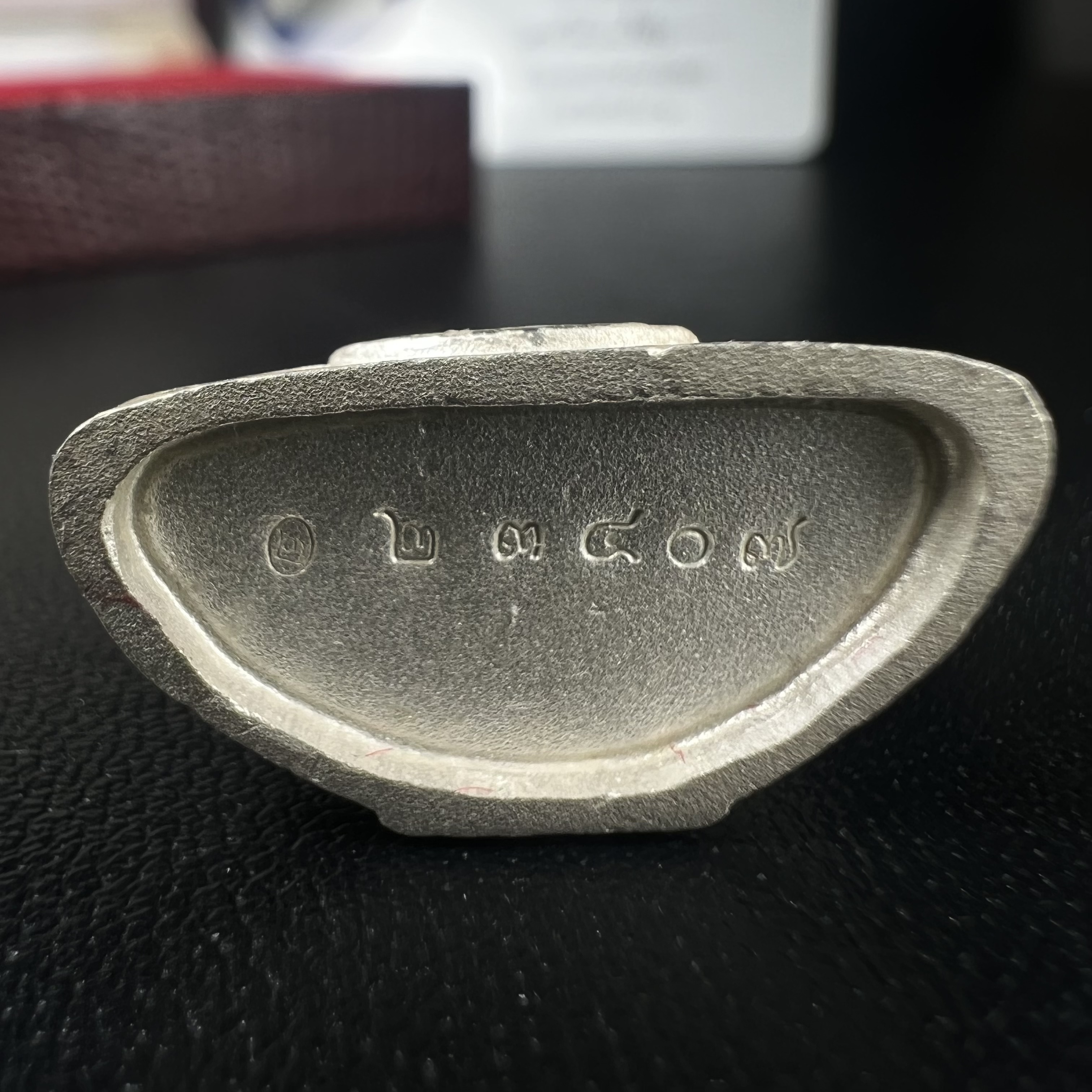 พระพุทธโสธร(หลวงพ่อโสธร) รุ่นสร้างอุโบสถ ปี2539 เนื้อเงิน ลอยองค์พิมพ์ใหญ่ สภาพสวยเดิมกล่องบรรจุการ์ดใบรับรองเดิมครบสมบูรณ์(แบบนี้หายาก)(งานแพรนด้า จิวเวลรี่)สวยงดงาม