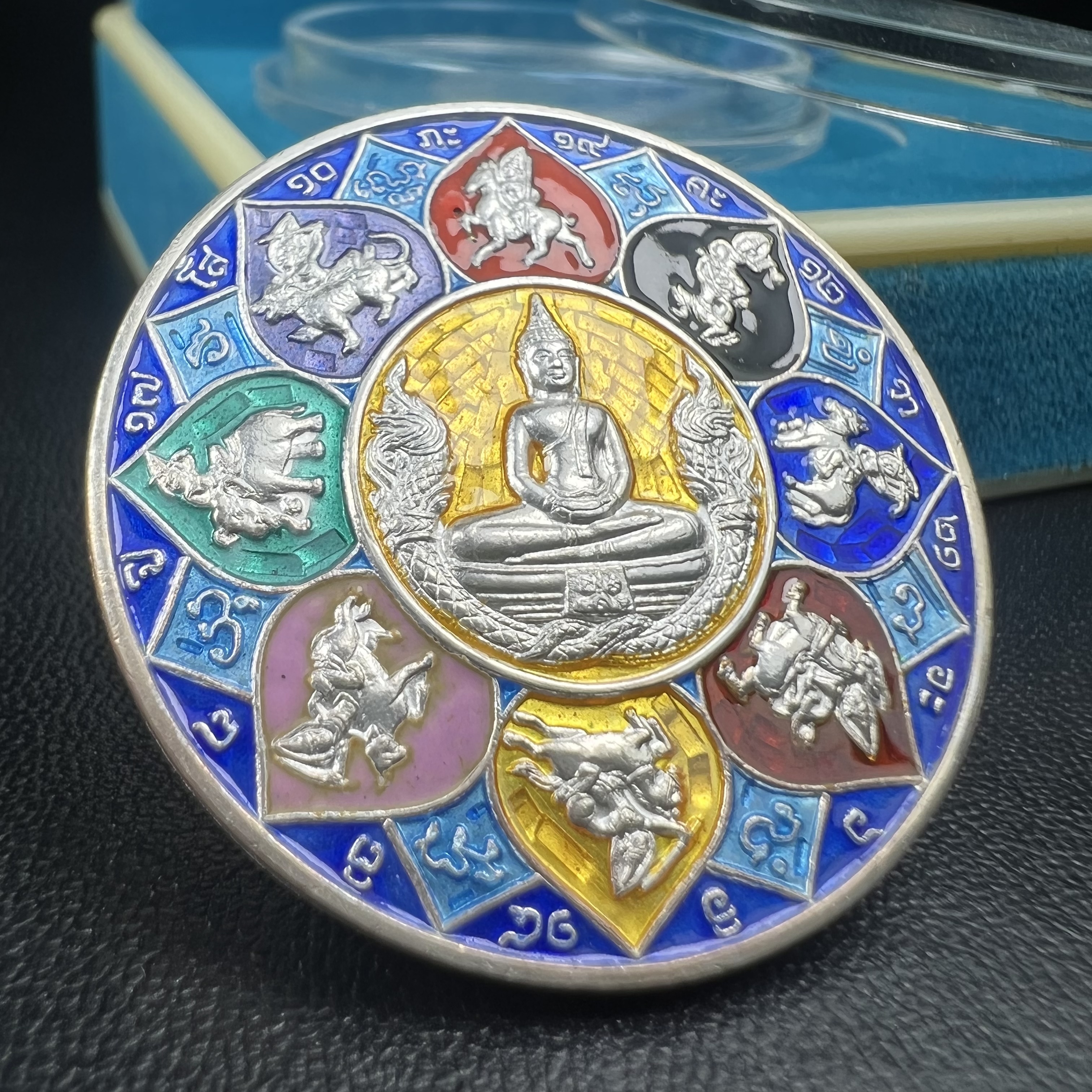 เหรียญหลวงพ่อโสธร รุ่นดวงชะตาคู่ชีวิต พิธีมหาจักรพรรดิตราธิราชครั้งยิ่งใหญ่ พิธีสวดนพเคราะห์เพื่อความเป็นสิริมงคล ปี 2547 ณ พระอุโบสถวัดโสธรวรารามวรวิหาร จ.ฉะเชิงเทรา เนื้อเงินลงยาราชาวดี ขนาด 3.2 ซม.พร้อมกล่องบรรจุเดิมสภาพสวยครบสมบูรณ์