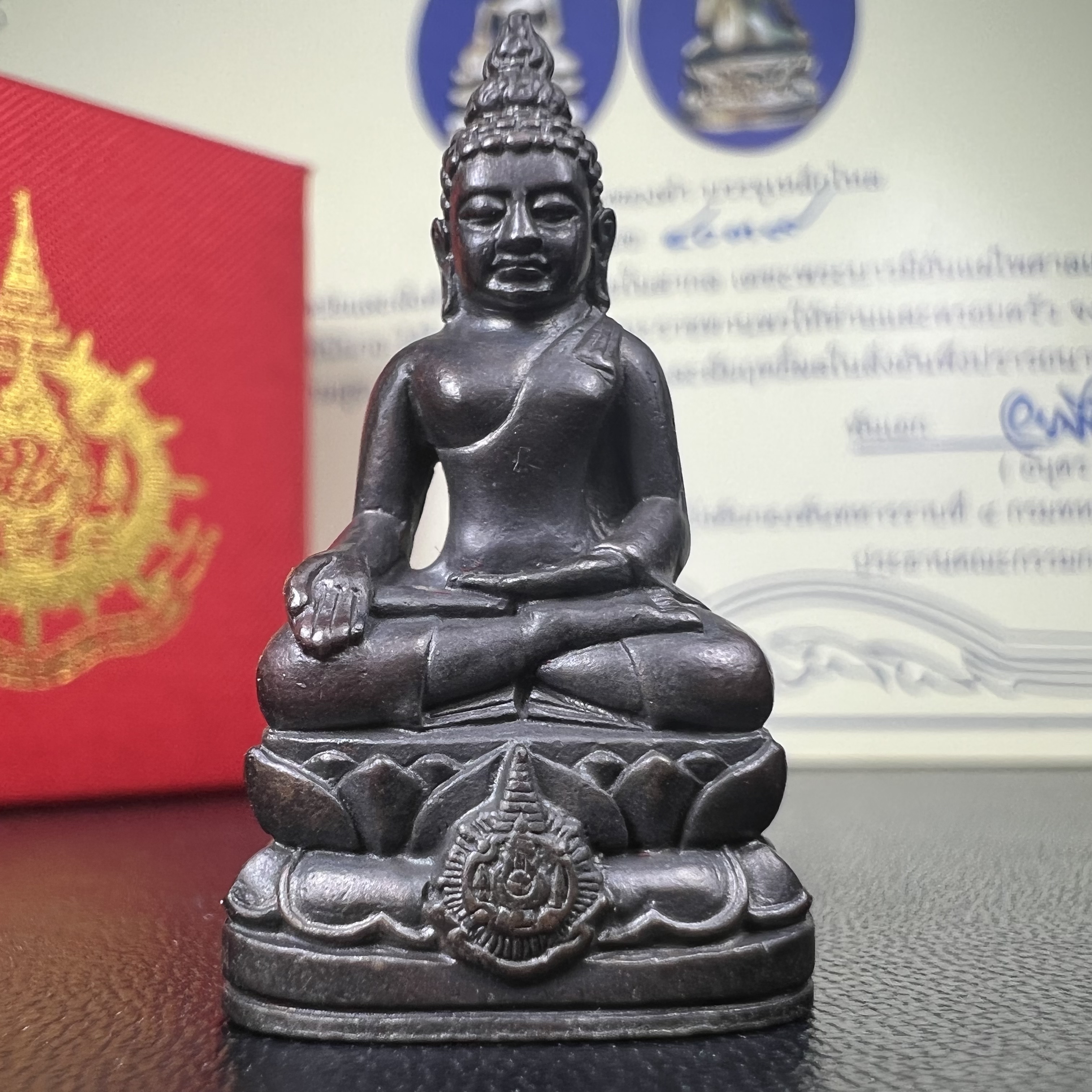 พระกริ่งไพรีพินาศ เฉลิมพระเกียรติ พระบาทสมเด็จพระเจ้าอยู่หัวรัชกาลที่9 พระชนมพรรษา 6 รอบ ปี2542 เนื้อนวโลหะผสมทองคำ(บรรจุเหล็กไหล)ดีนอก-ดีใน***องค์นี้สภาพสวยครบสมบูรณ์ มาพร้อมกล่องเดิมและใบรับรองจากผู้จัดสร้างแบบนี้หายากมาก***