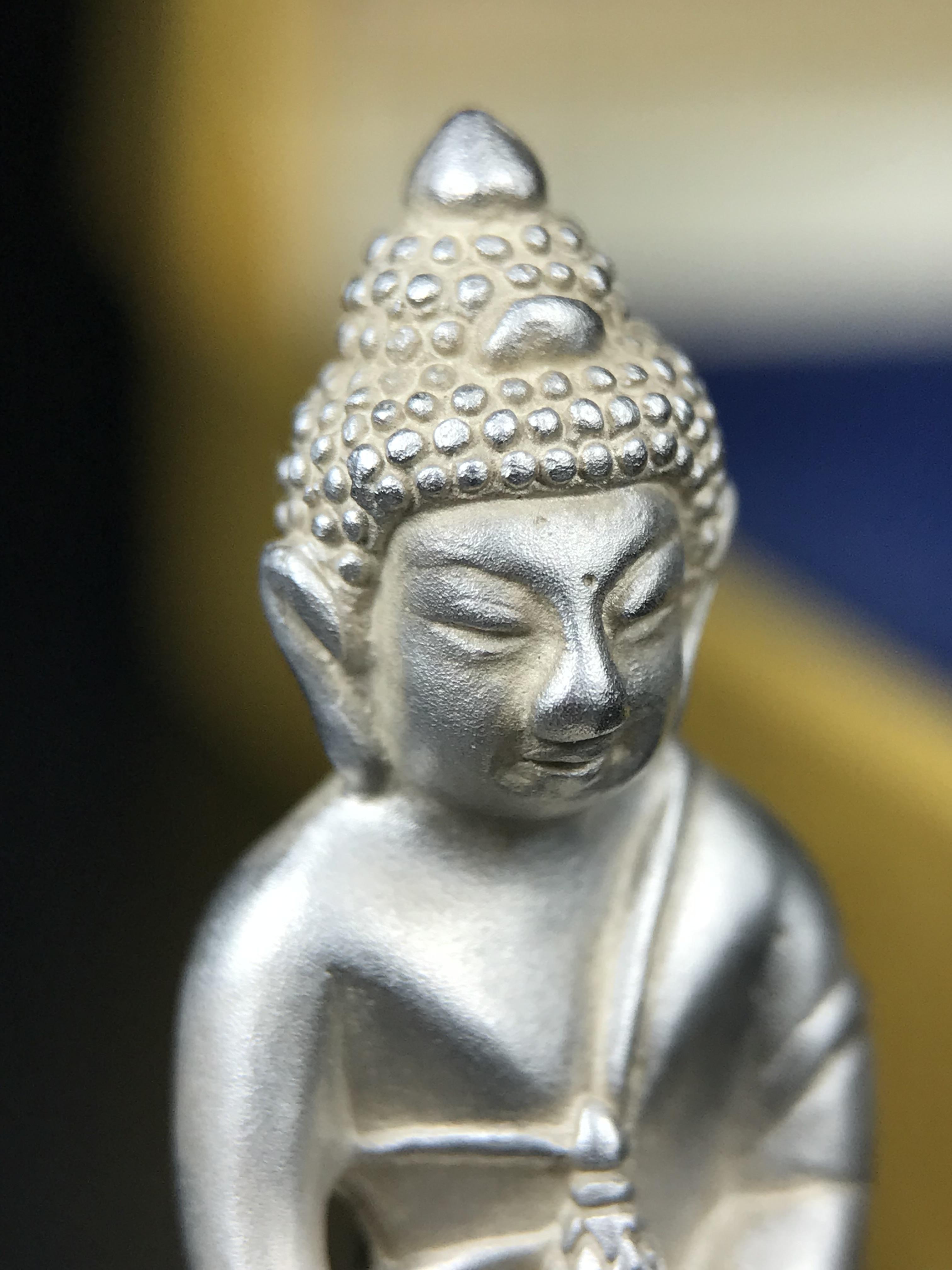 พระกริ่งสมเด็จญาณ วัดบวรนิเวศวิหาร เนื้อเงินบริสุทธิ์ 92.5% ตรากาญจนาภิเษกทองคำ(เนื้อทองคำแท้) พระราชทานแจกเมื่อ 3 ตุลาคม 2538 จัดสร้างในวโรกาส สมเด็จพระญาณสังวร สมเด็จพระสังฆราช ฉลองพระชนมายุครบ 82 พรรษา และฉลองครองราชสมบัติครบ 50 ปี รัชกาลที่ 9 (หายาก)