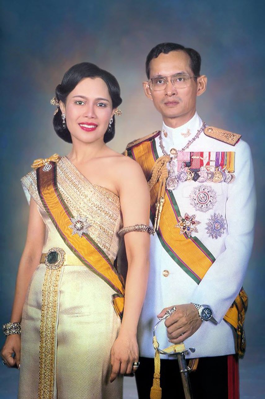 อุปกรณ์ DIY ครอสติสคริสตัลรูปคู่ในหลวงรัชกาลที่ 9 และพระราชินี