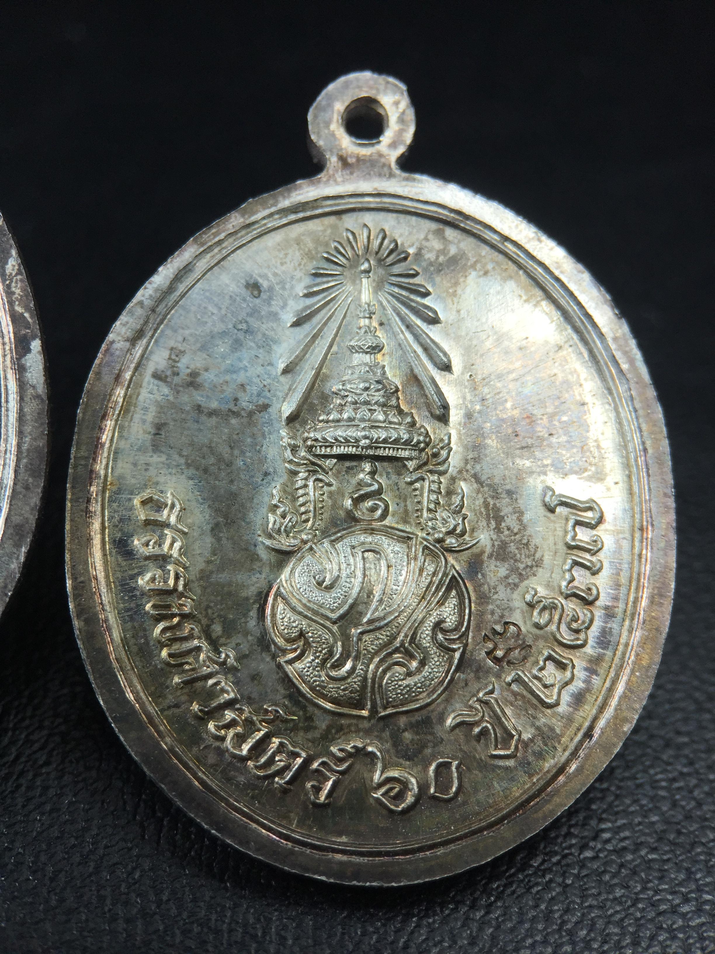 เหรียญพระพุทธสิหิงค์ ภปร. รุ่นมหาลัยธรรมศาสตร์ 60ปี พ.ศ.2537 พิมพ์ใหญ่+พิมพ์เล็ก เนื้อเงินผิวเดิมๆขึ้นสีรุ้งๆสวยมาก(ในหลวงรัชกาลที่9เสด็จในพิธี)(พิธีใหญ่ เกจิที่มีชื่อเสียงมาร่วมปลุกเสกจำนวนมาก ชนวนมาลสารเก่าเข้มขลัง )ของดีธรรมศาสตร์ที่ศิษย์เก่าไม่ควรพลาด