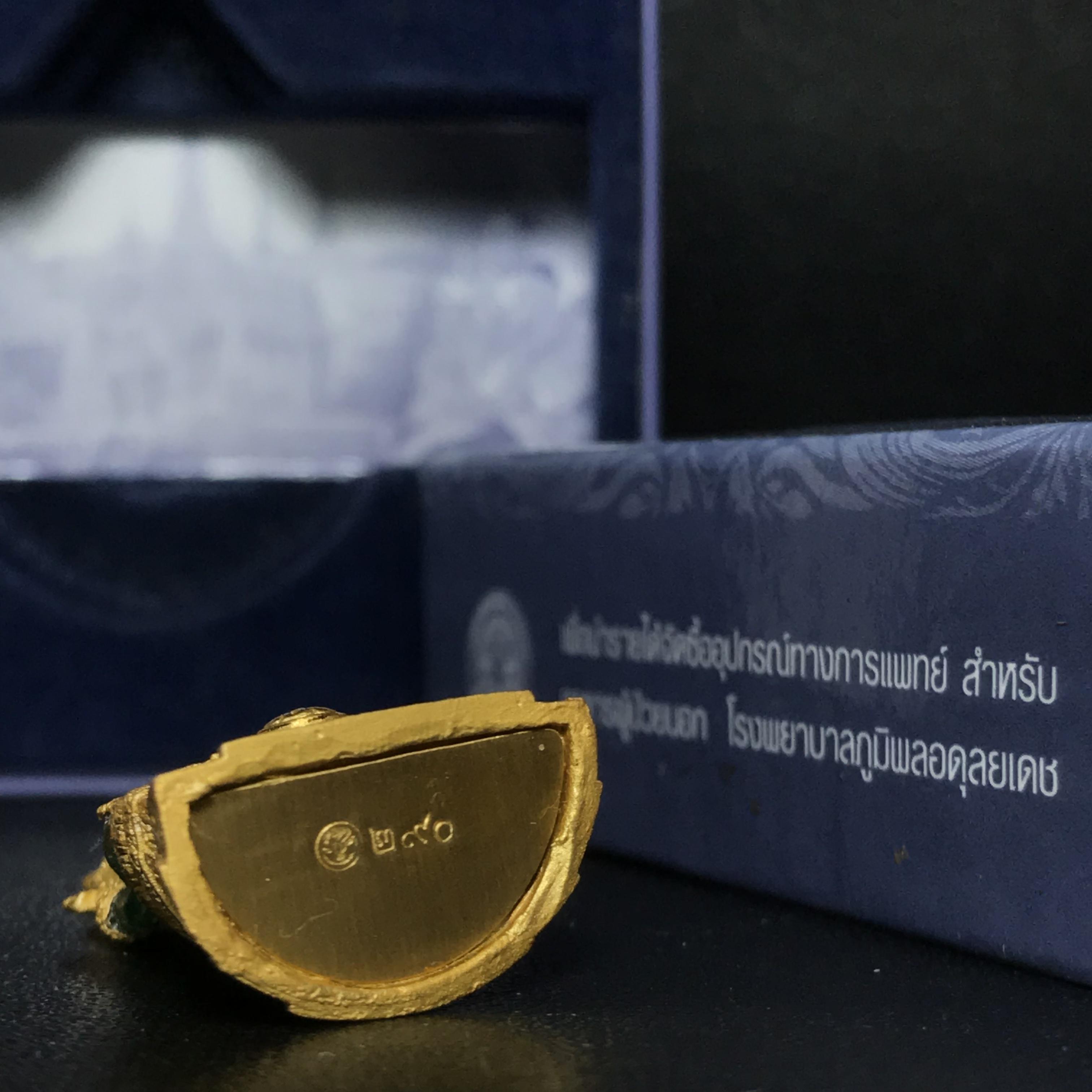 พระแก้วมรกต ภปร. ปี2547 จัดสร้างโดย รพ.ภูมิพลฯ เนื้อเรซิ่นหุ้มทองคำลอยองค์ หน้าตัก 1/2 นิ้ว