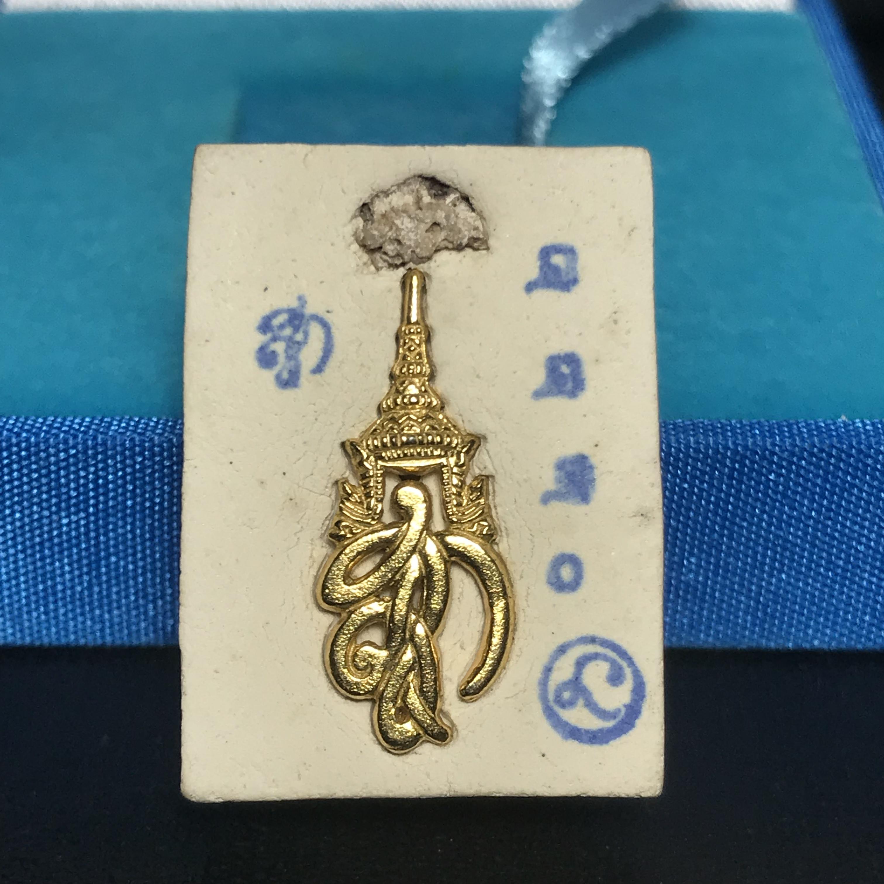 หลวงพ่อทวด รุ่น สก. วัดห้วยมงคล พิมพ์สี่เหลี่ยมเล็ก หลังฝังชิ้นเนื้อบางขุนพรม กรรมการสามโค๊ต(ตอกเลข)(เลขตอง)หมายเลข222 เนื้อขาวผสมผงเก่าบางขุนพรหม รุ่น2(1ใน 999องค์)