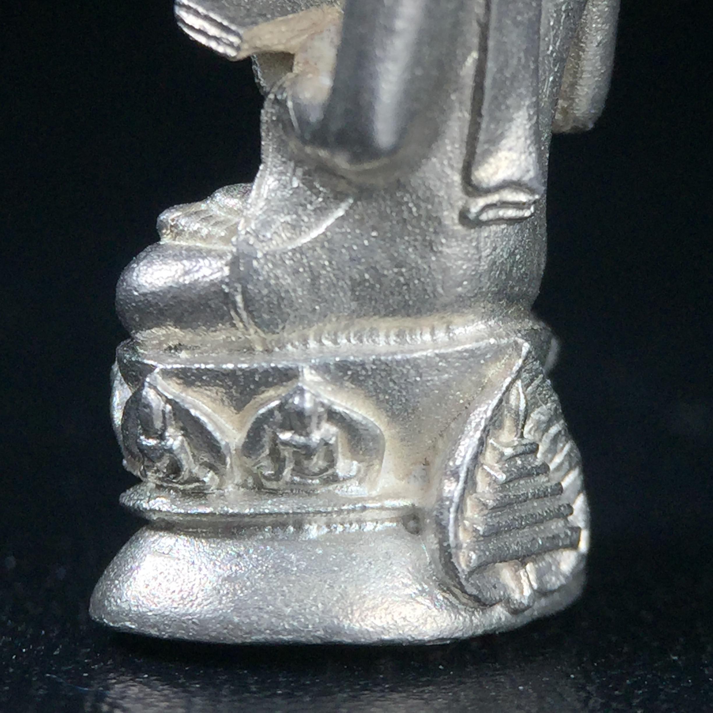 พระกริ่งปรมานุชิตชิโนรส วัดพระเชตุพนวิมลมังคลาราม(วัดโพธิ์) ปี2533 เนื้อเงิน ( ในหลวงรัชกาลที่9เสด็จเททอง)พิธีใหญ่ งดงามด้วยพุทธศิลป์เปี่ยมด้วยพุทธคุณ อีกหนึ่งรุ่นที่แนะนำสะสมบูชา