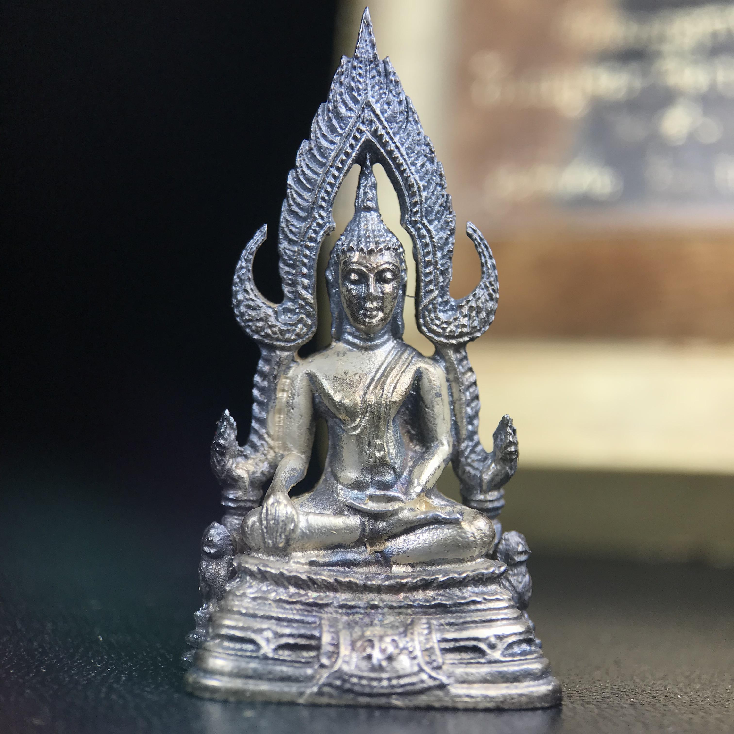 พระกริ่งพระพุทธชินราช มวก. วัดเบญจมบพิตรฯ ปี 2519(รุ่นพิเศษ รุ่นแรก รุ่นเดียว)เนื้อเงิน(สภาพสวยผิวเดิมติดรุ้งผิวขึ้นน้ำทองสวยมีเสน่ห์ตามกาลเวลา)(ในหลวงรัชกาลที่9และสมเด็จพระราชินีเสด็จฯเททอง)(พิธีใหญ่ เกจิอาจารย์ในยุคยอดนิยมร่วมปลุกเสก) (องค์หมายเลข ๓๐๓๔)