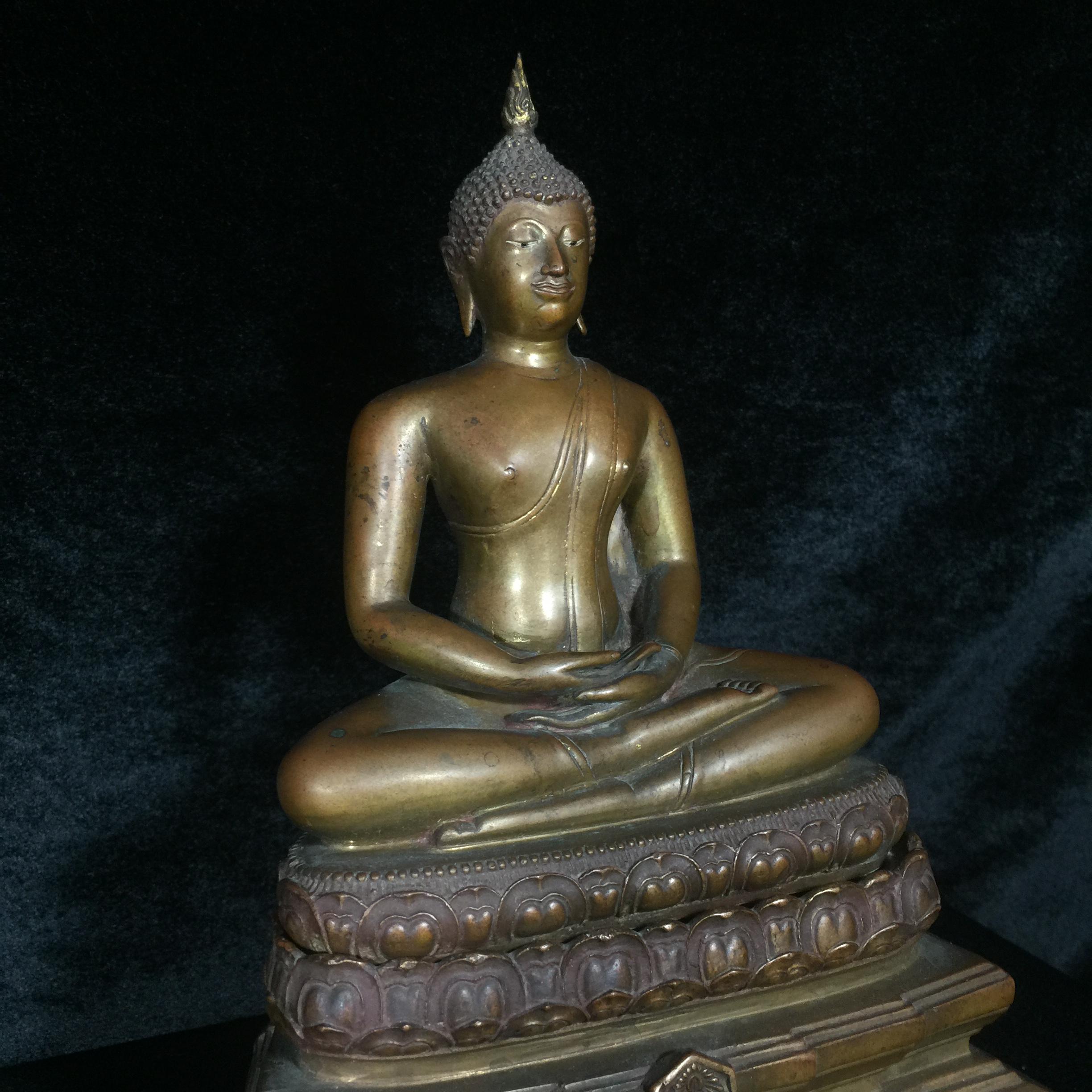 พระพุทธธรรมทิฐิศาสดา 50 ปี ธรรมศาสตร์ ปี 2527 หน้าตัก 5 นิ้ว 2 ถอด (ในหลวงรัชกาลที่9เสด็จในพิธีเททอง)(1ใน 1600 องค์)