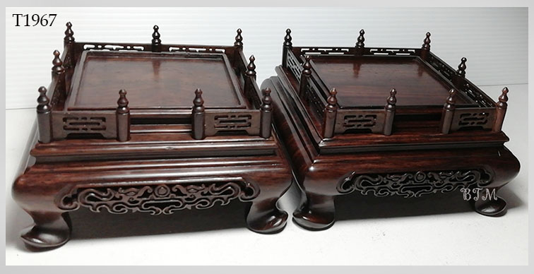 กี๋ ตั่งหรือฐานไม้ สี่เหลี่ยมมีซุ้มรั้ว หน้าท๊อป7.1cm ตัวละ