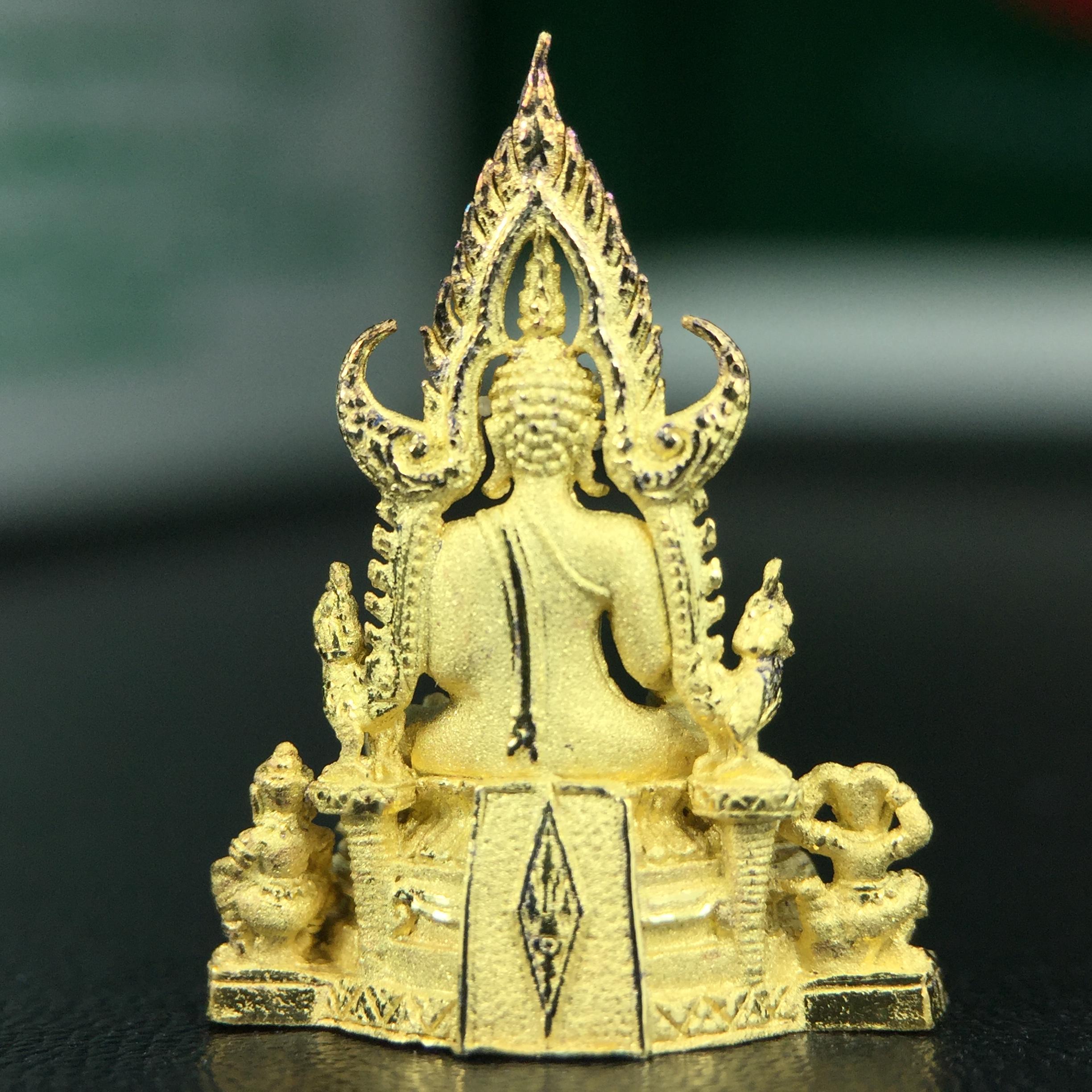 พระพุทธชินราช ภปร. ในวโรกาสพระราชพิธีมหามงคล เฉลิมพระชนมายุ6รอบ 5ธันวาคม2542 มูลนิธิพิทักษ์ดวงตาประชาชน จัดสร้าง เนื้อเงินบริสุทธิ์ 99.9% แบบชุบทองประกายเพชร 3 ไมครอน พิมพ์กลาง ขนาดสูง 2.4 ซม. พร้อมกล่องบรรจุเดิม